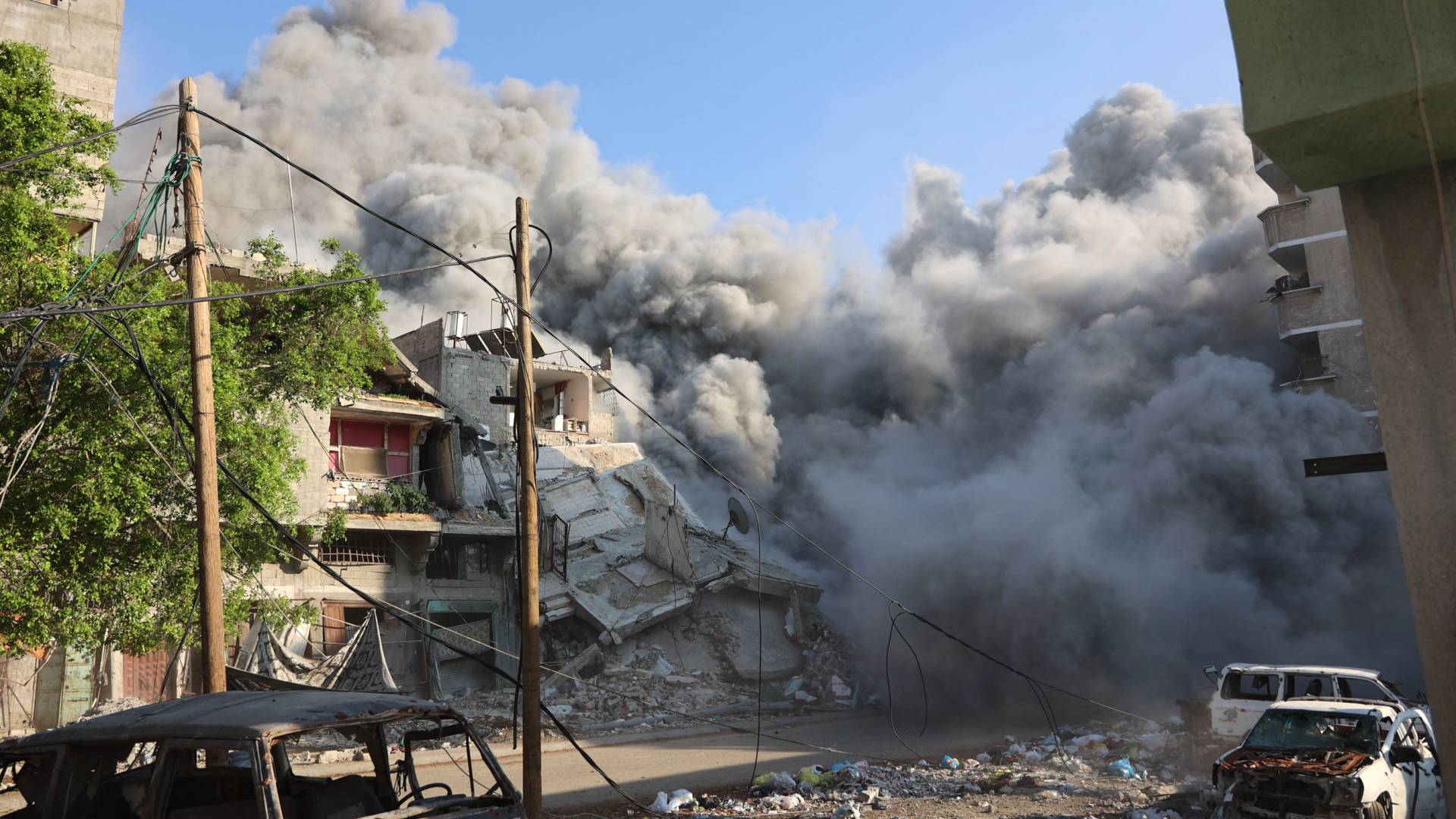 انفجار ينشر الدخان والغبار خلال غارة للاحتلال استهدفت مدرسة في حي الزيتون على مشارف مدينة غزة