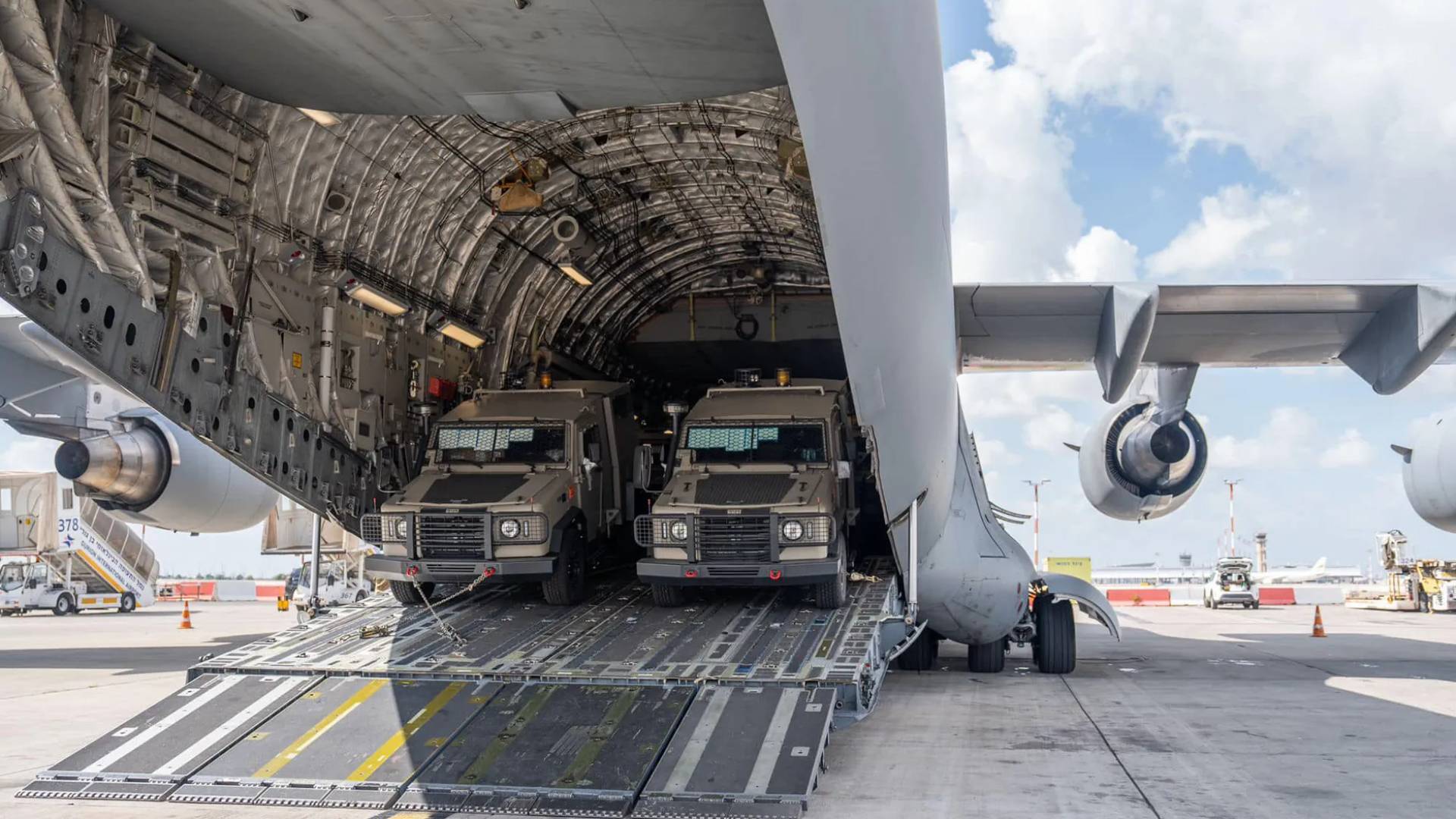 صورة تعبر عن نقل معدات حربية لتل أبيب