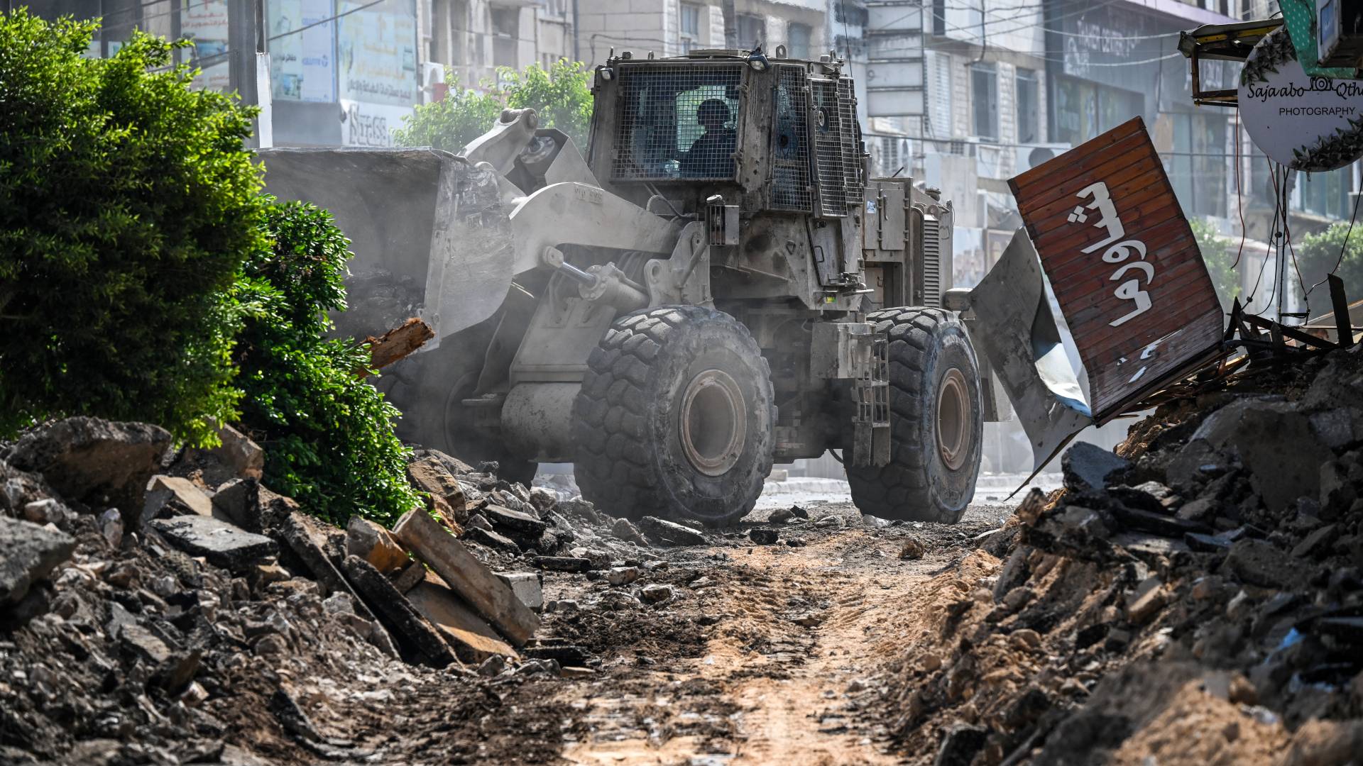 جرافة إسرائيلية تدمر شارعا خلال مداهمة في مدينة جنين بالضفة الغربية المحتلة