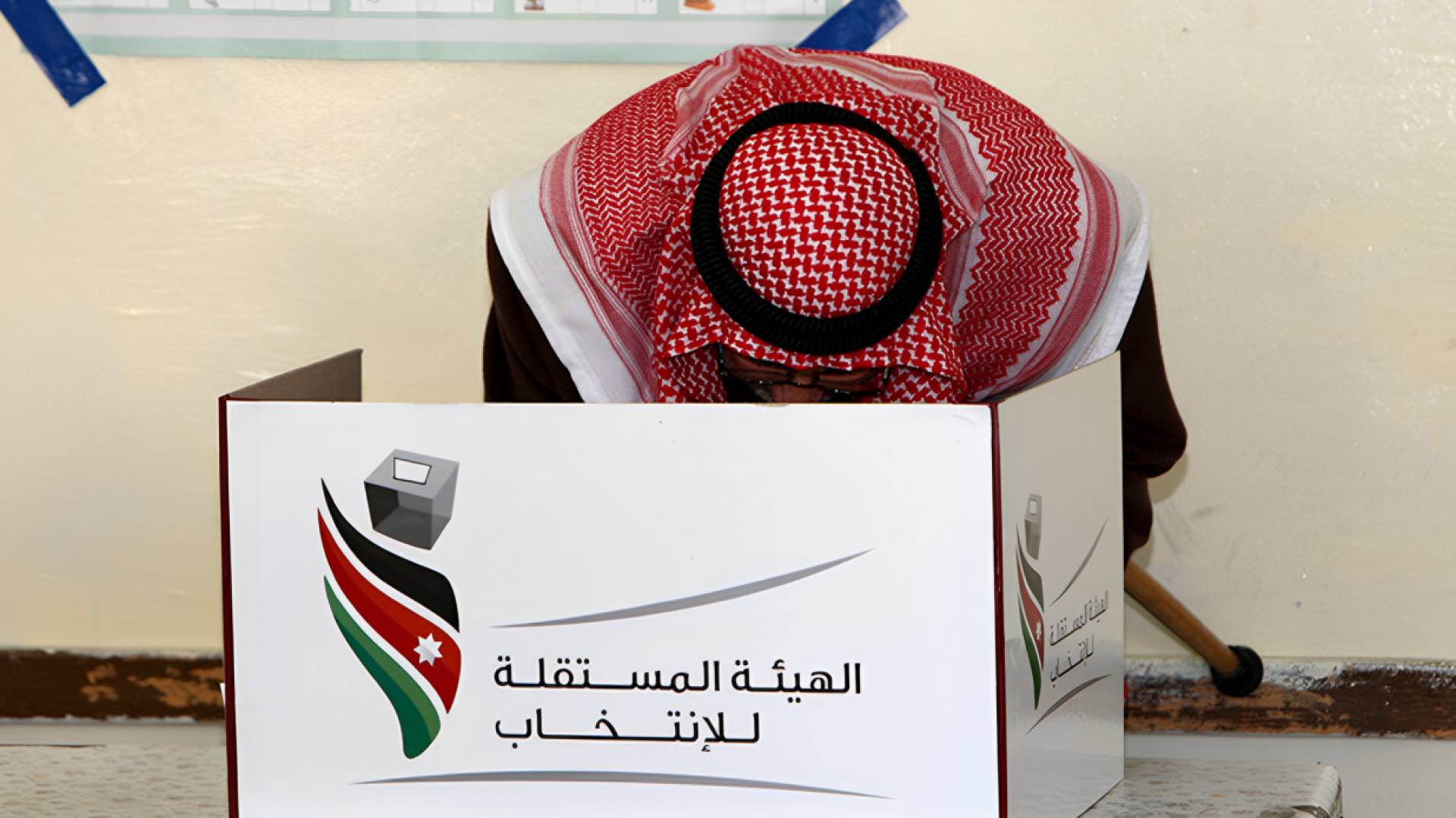 رجل يدلي بصوته