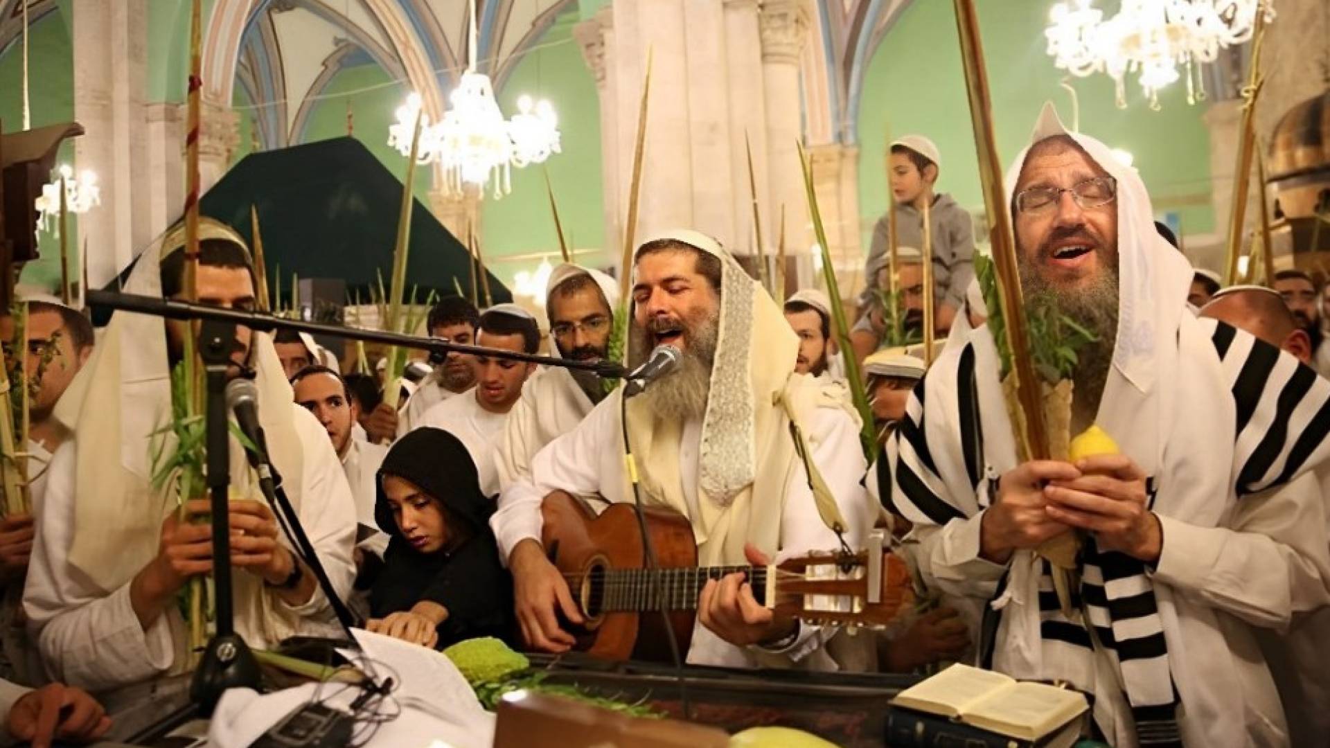 مستوطنون يدنسون الحرم الإبراهيمي ويقيمون حفلا غنائيا داخله