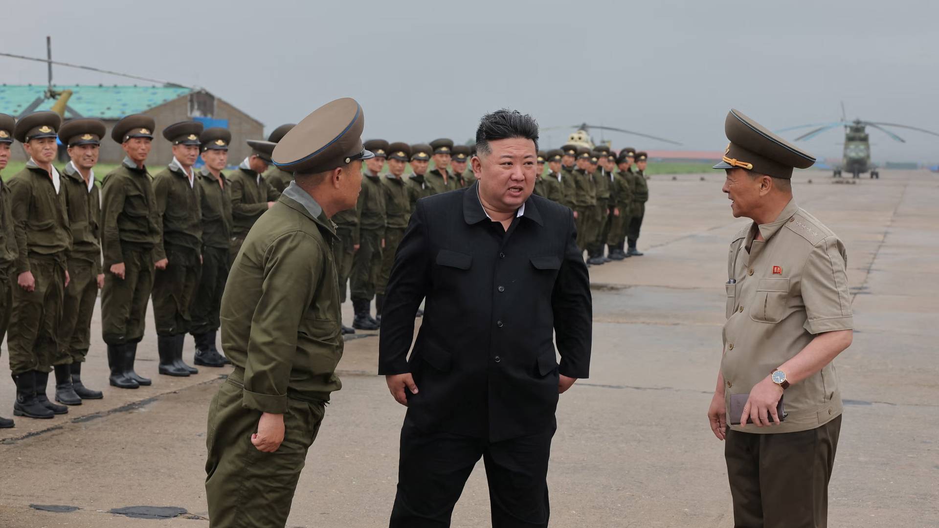 الرئيس الكوري الشمالي كيم جونغ أون خلال متابعته كارثة الفيضانات