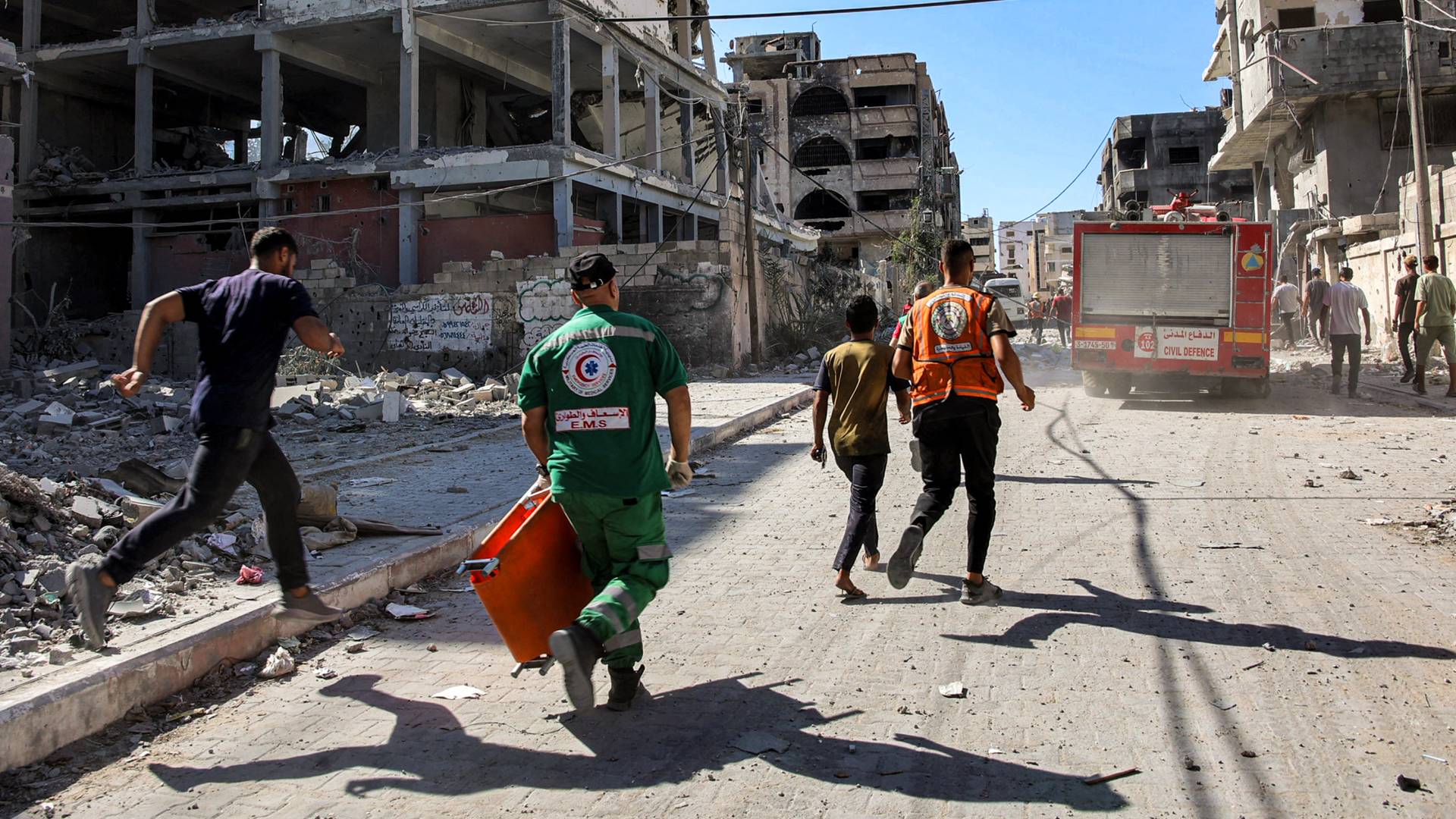 طواقم الدفاع المدني الفلسطيني في حي الشيخ رضوان شمال مدينة غزة