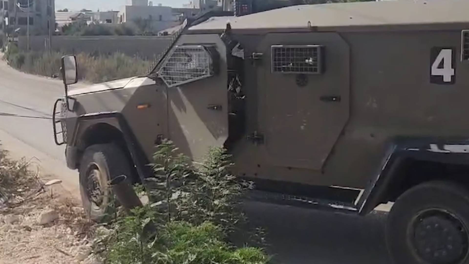 جندي من الاحتلال يطلق النار