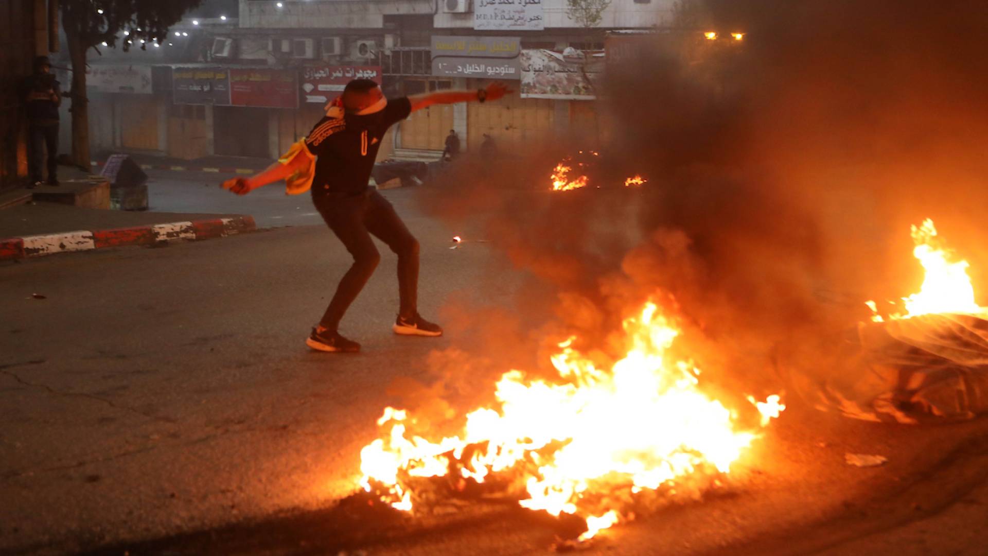 إشعال النيران خلال مواجهات مع الاحتلال في الضفة الغربية