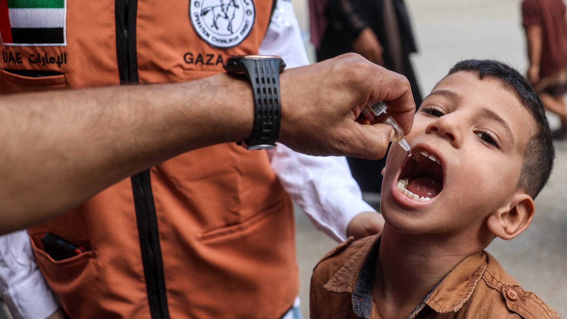 طفل يتلقى المطعوم ضد شلل الأطفال في دير البلح