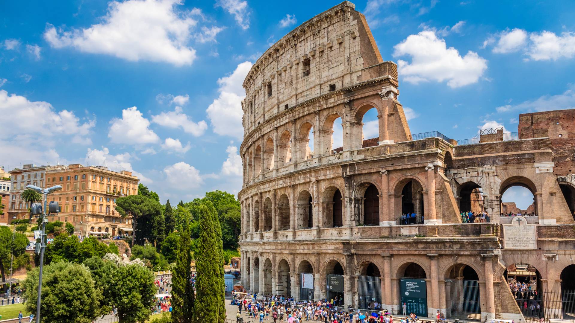 جانب من مبنى الكولوسيوم في العاصمة الإيطالية روما