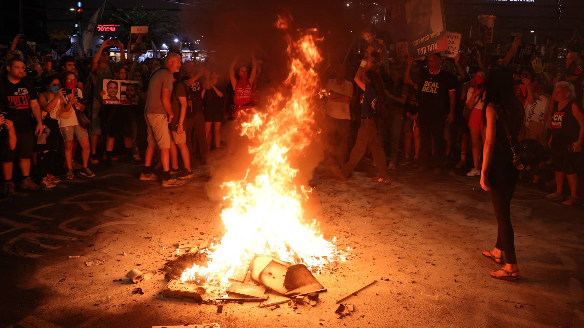 متظاهرون يشعلون النيران في تل أبيب ويطالبون بصفقة تبادل فورية
