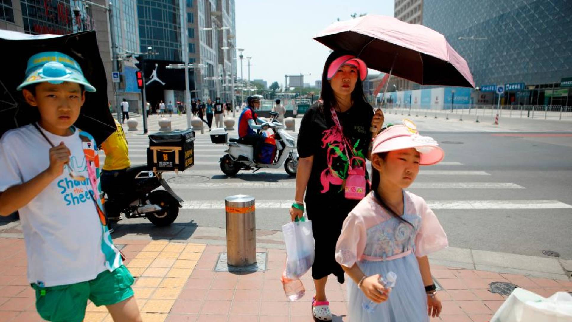 أشخاص يرتدون قبعات واقية من الشمس