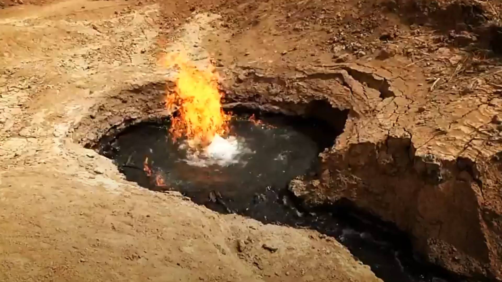 خروج نار من نبع مياهٍ