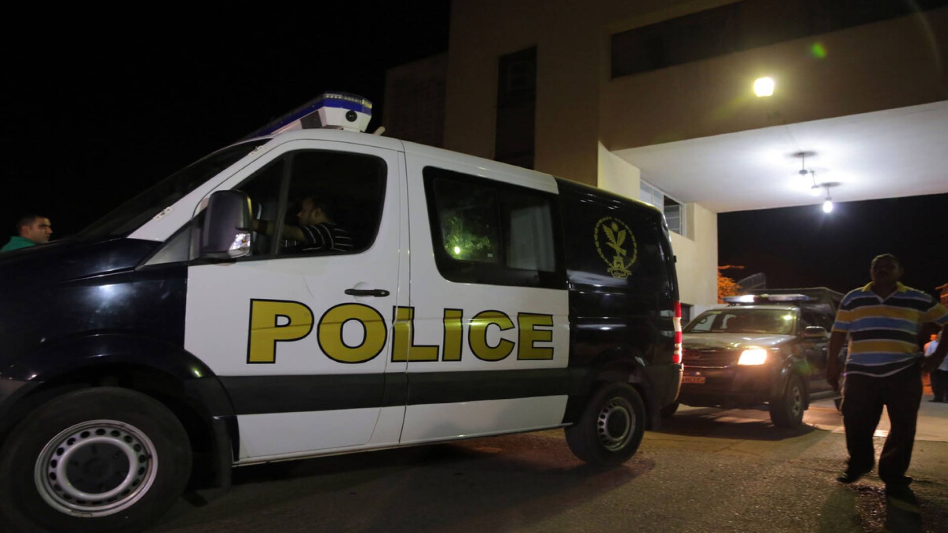 جريمة تهز مصر.. شاب يقتل والده في الشارع