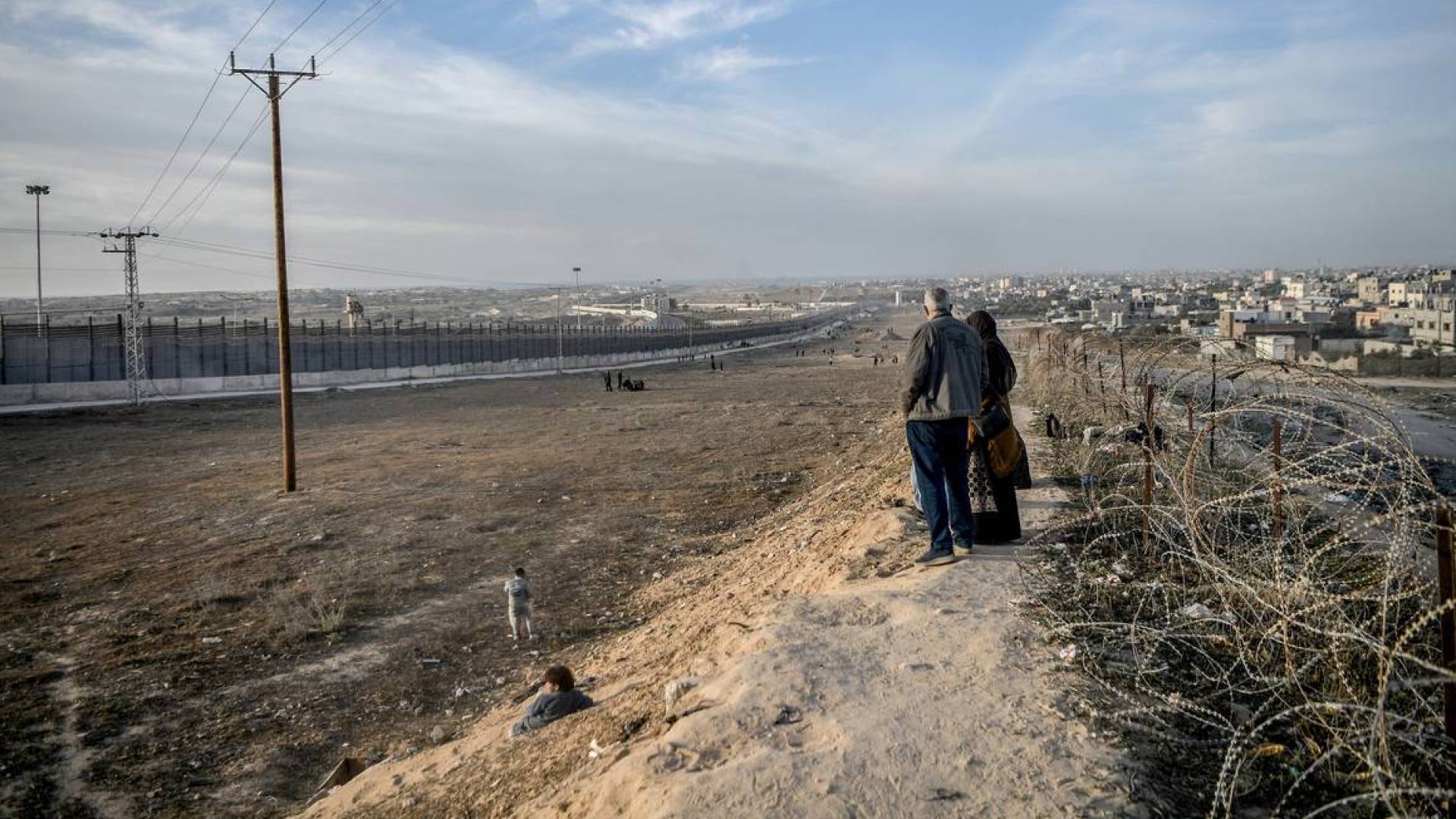 يظهر الفلسطينيون على الحدود بين مصر وغزة