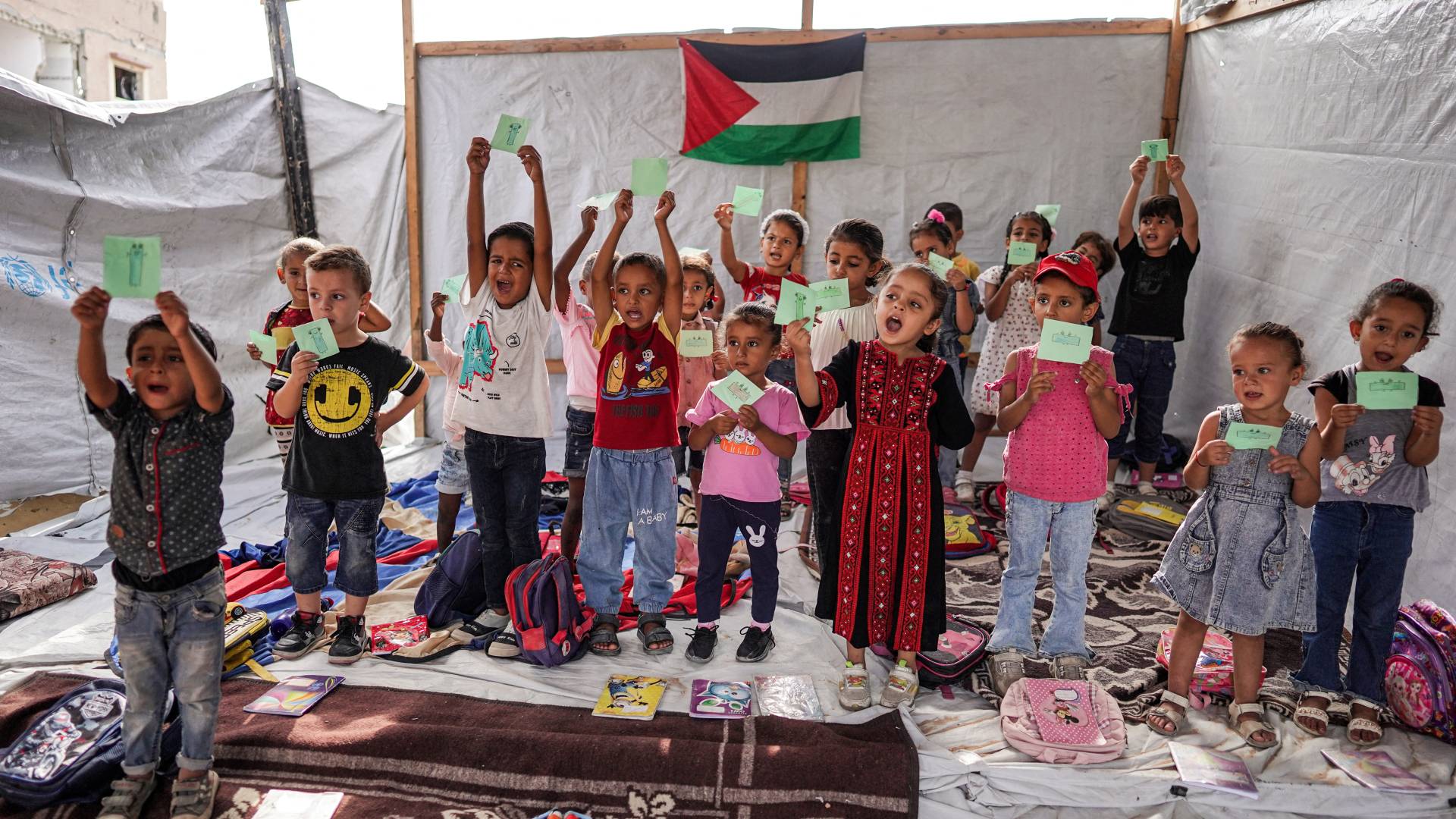 أطفال يحضرون فصلًا دراسيًا بعد أن دمر الاحتلال المدارس في غزة