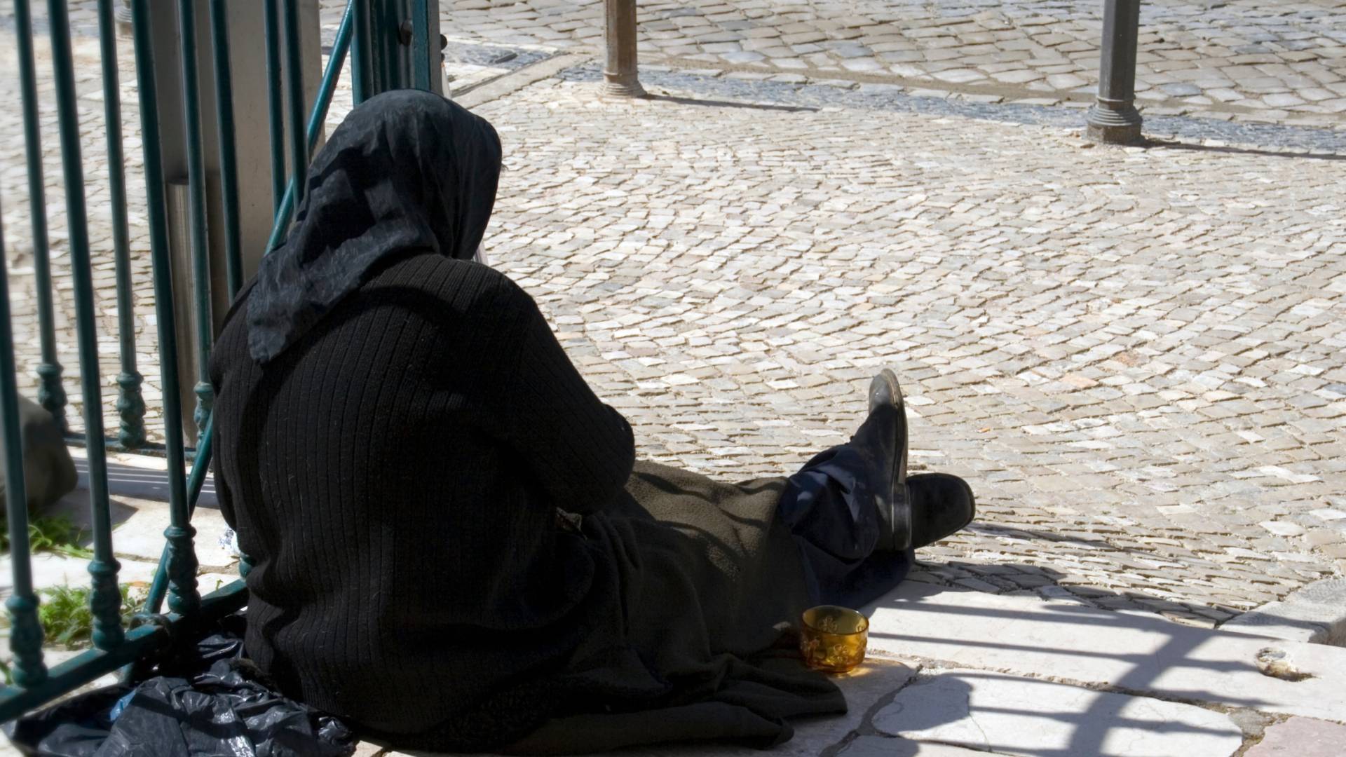 متسولة في الطريق العام