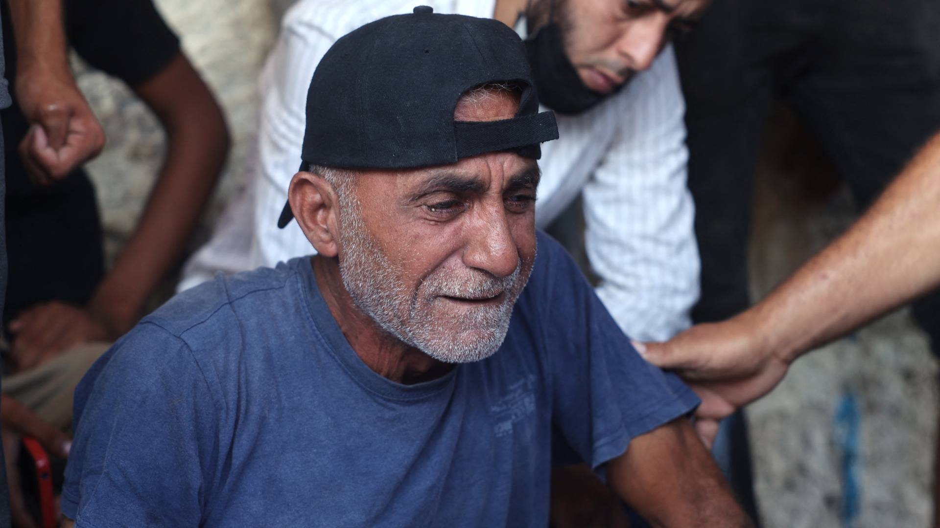 فلسطيني يبكي قهرا في وداع أحد أفراد عائلته بغزة