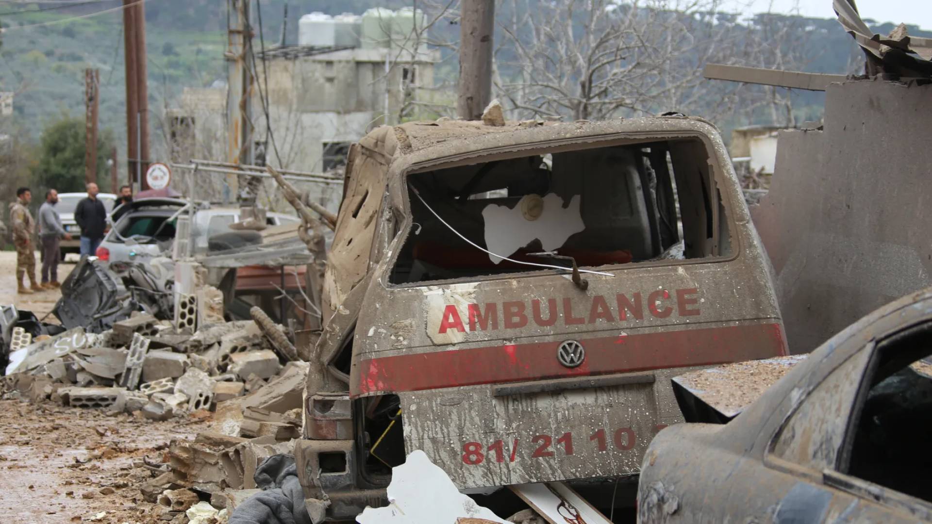 صورة لسيارة إسعاف مدمرة جنوب لبنان