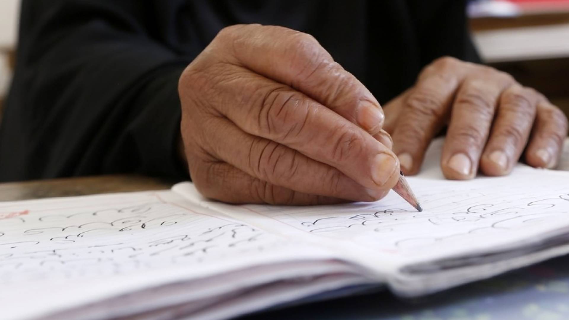 صورة تعبر عن حصة لمحو الأمية