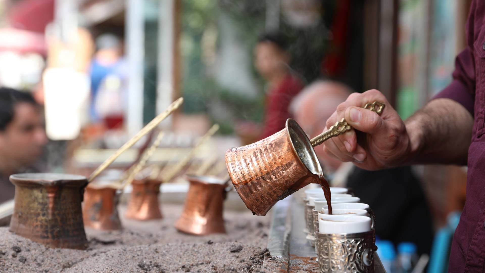 صورة تظهر رجل يغلي قهوة