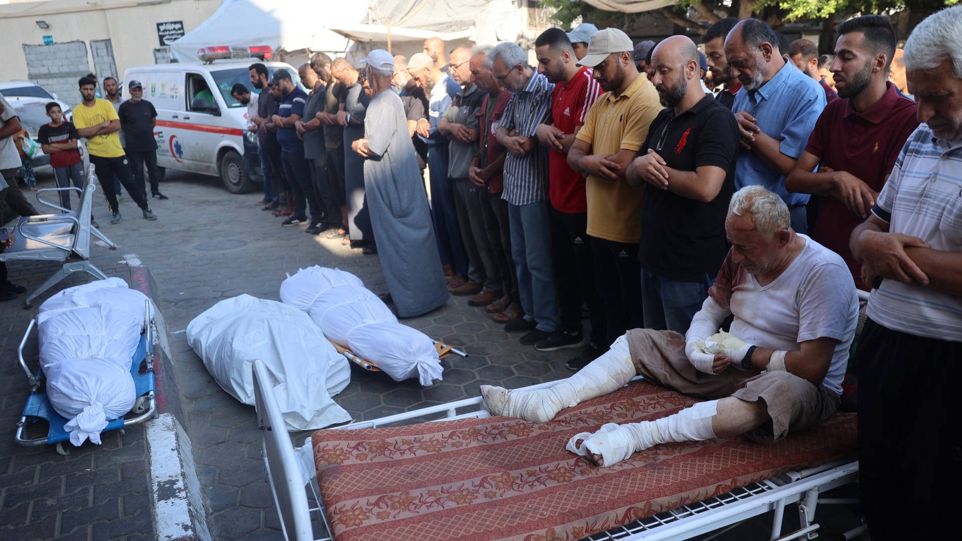 يؤدون صلاة الجنازة على شهداء في دير البلح وسط قطاع غزة