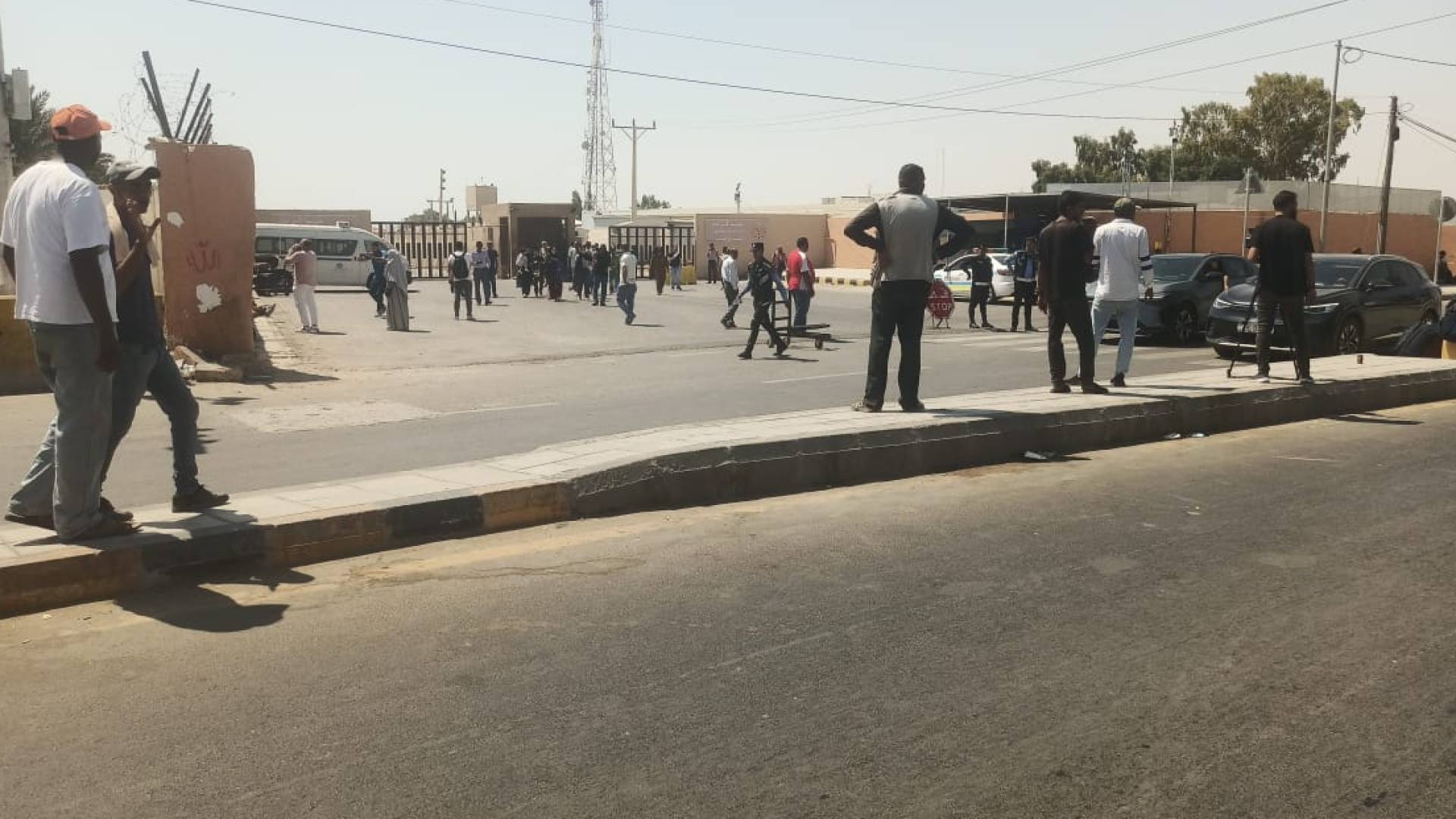 مسافرون بالقرب من  جسر الملك حسين