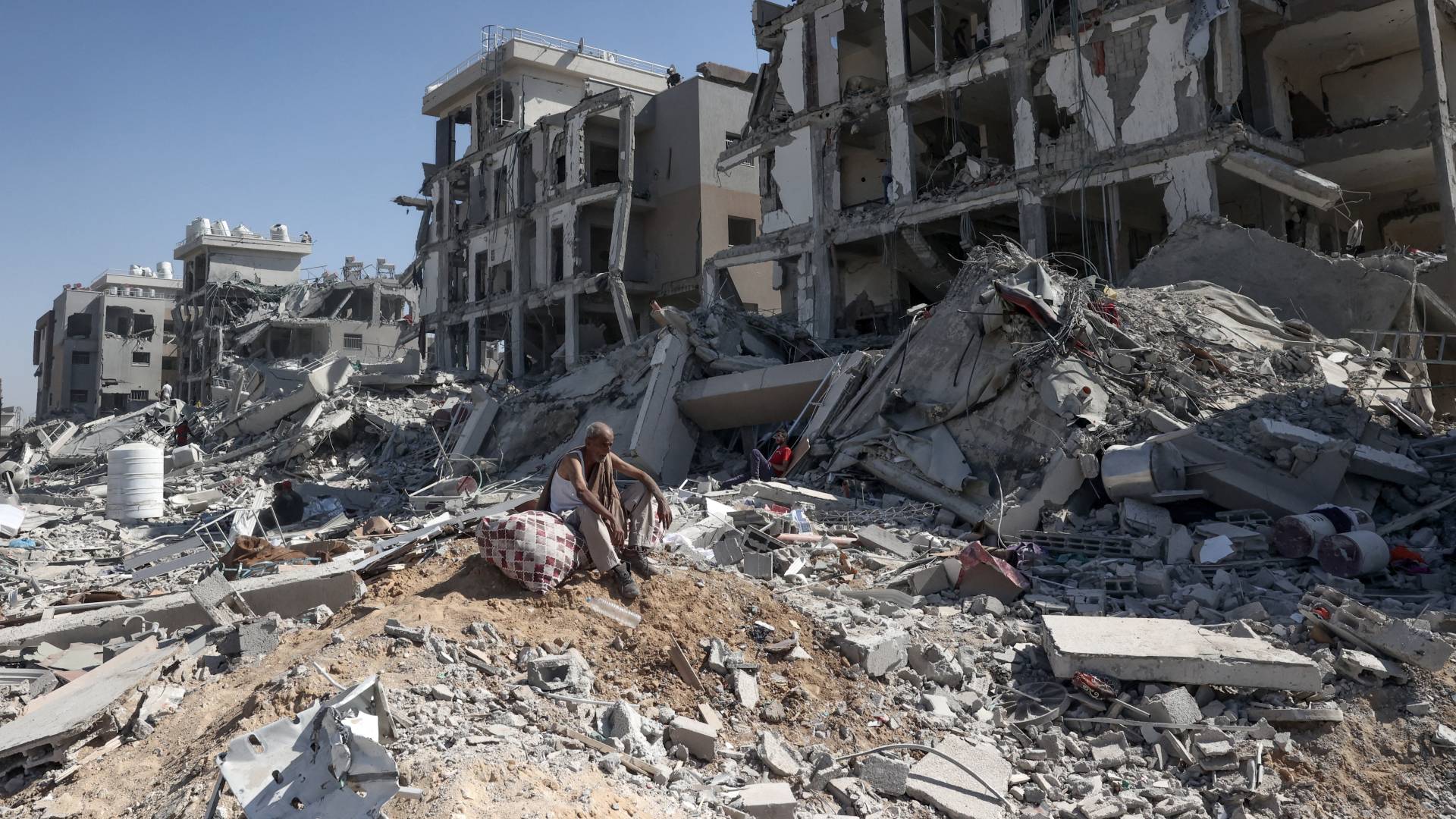 رجل فلسطيني في شرق دير البلح في وسط الأنقاض في قطاع غزة