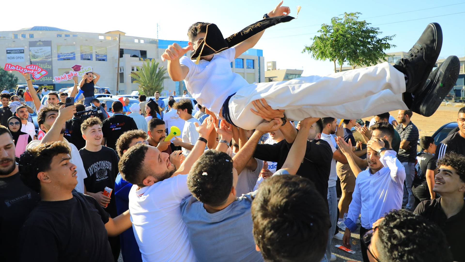احتفالات الناجحين في التوجيهي