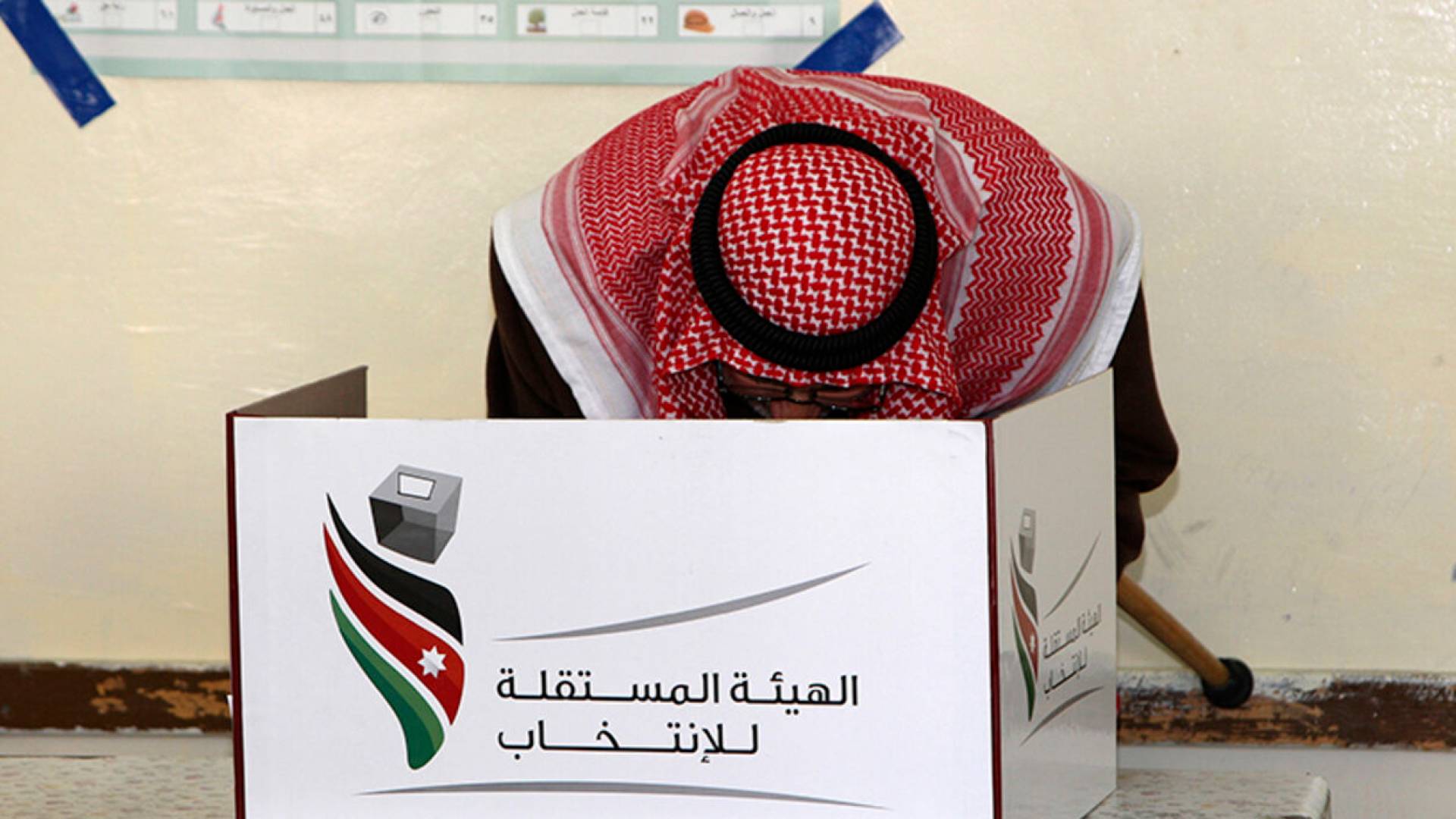 صورة لرجل يقترع بانتخابات نيابية سابقة