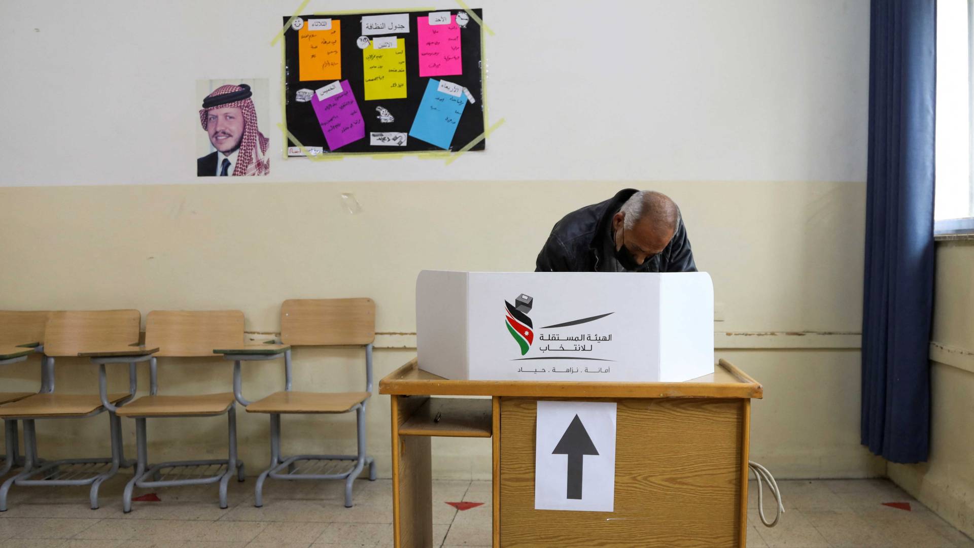 شخص يقوم بالإدلاء بصوته خلال الانتخابات في الأردن - أرشيفية