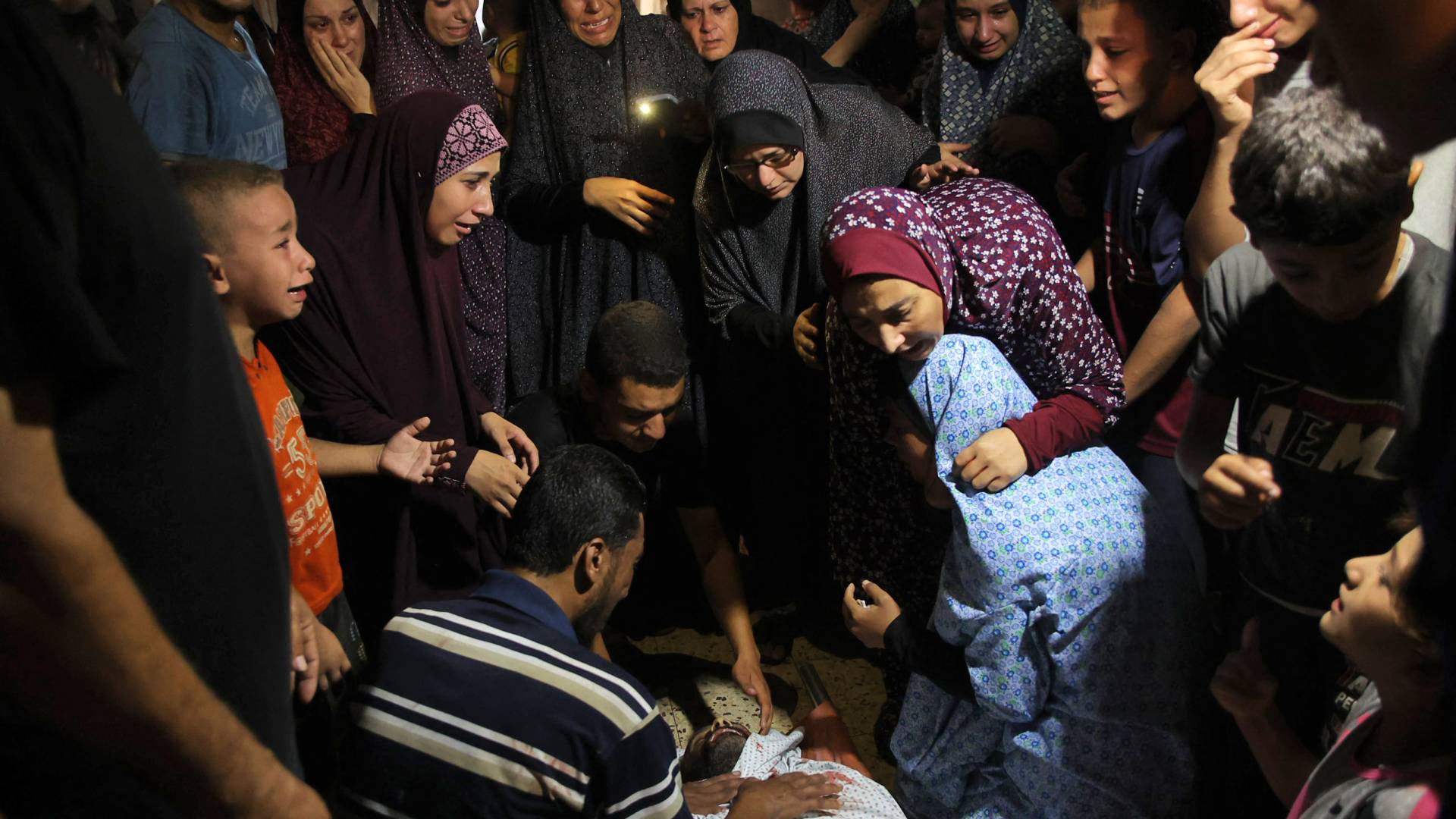 عائلة فلسطينية تودع أحد أبنائها