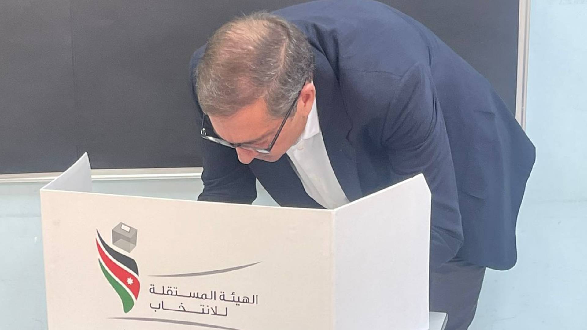 رئيس الوزراء الأسبق سمير الرفاعي أثناء الإدلاء بصوته خلال الانتخابات
