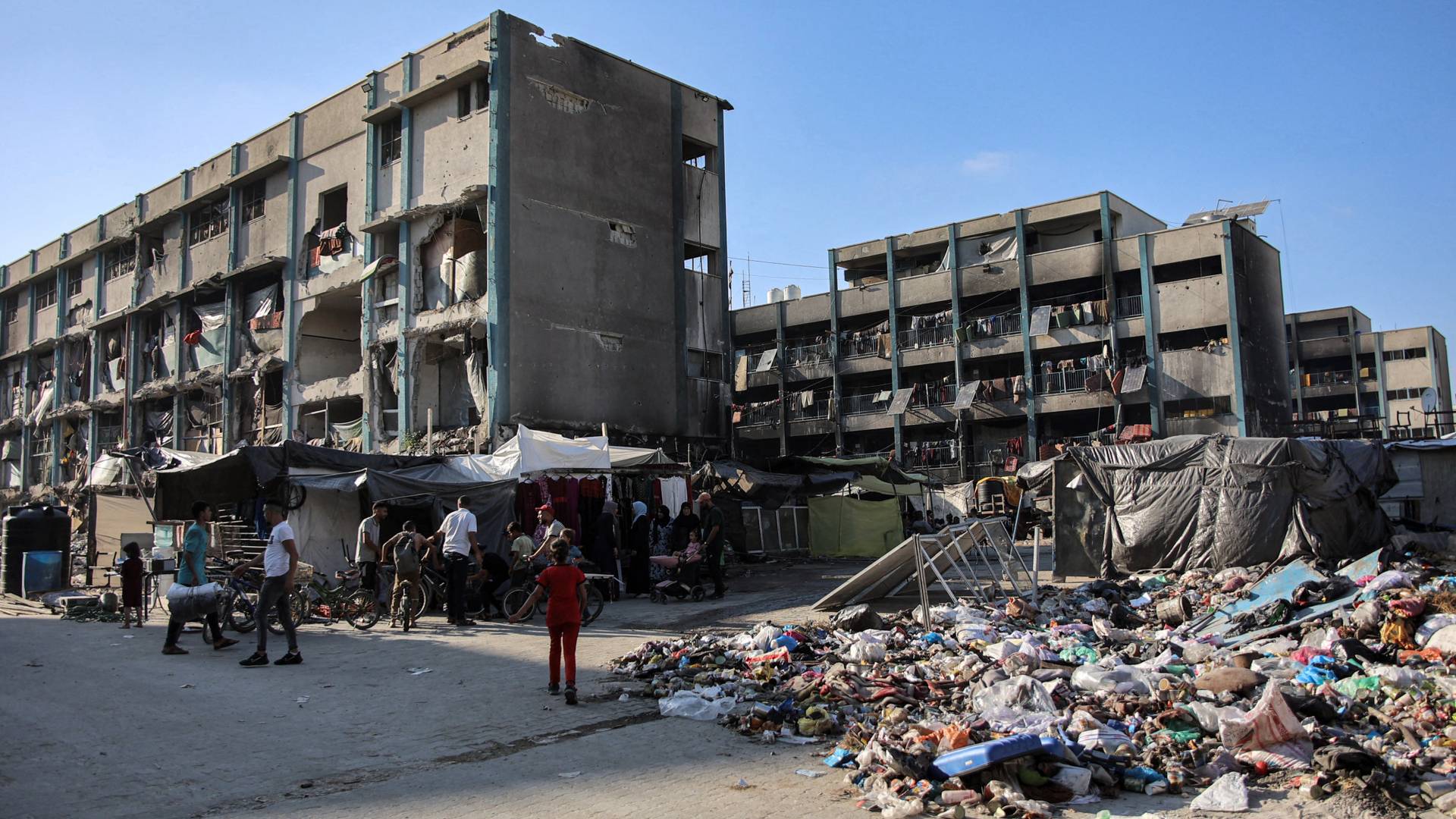 تظهر المباني المتضررة في مخيم يأوي النازحين بسبب العدوان على غزة