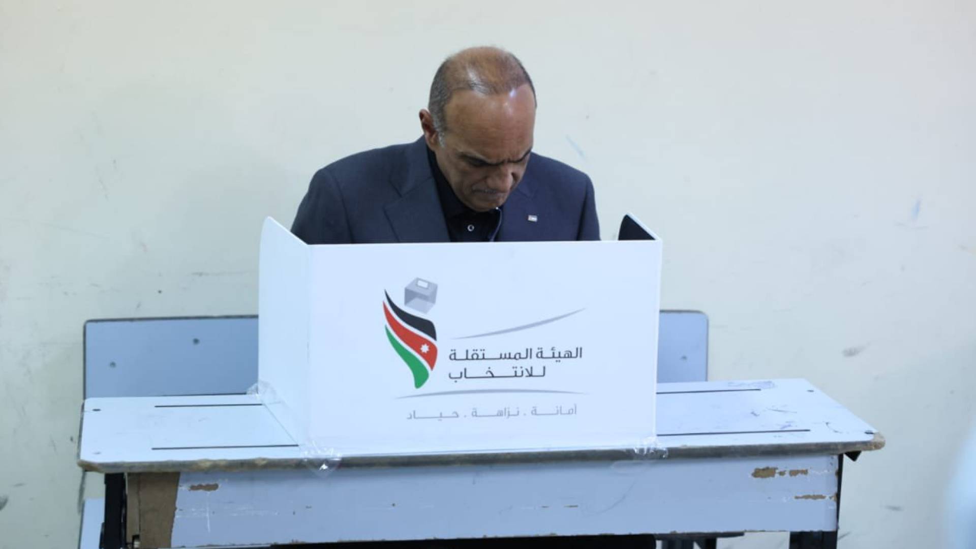 بالفيديو.. "المستقلة للانتخاب" تعلق على تمزيق الخصاونة ورقة اقتراع