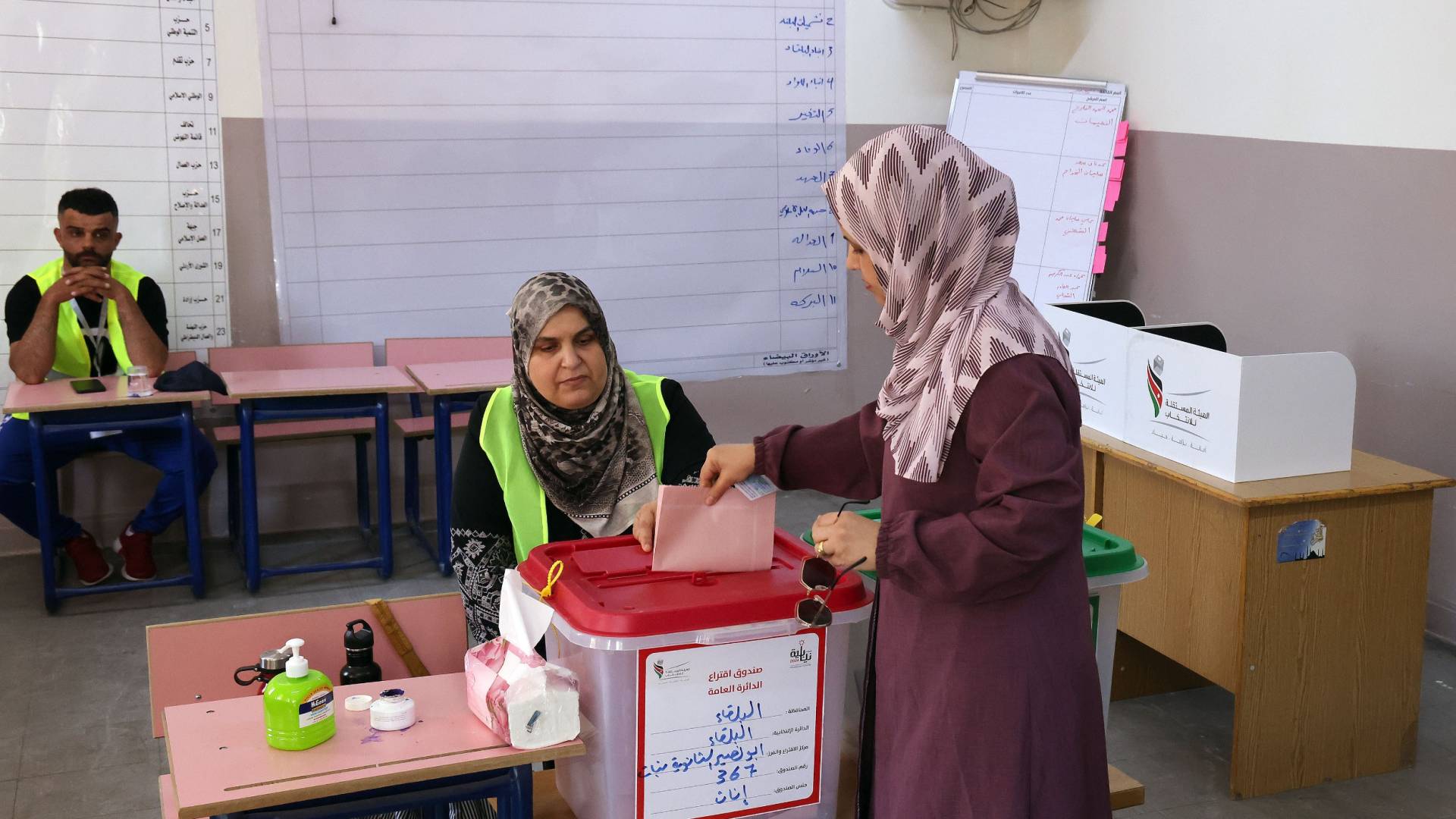 سيدة تدلي بصوتها خلال الانتخابات