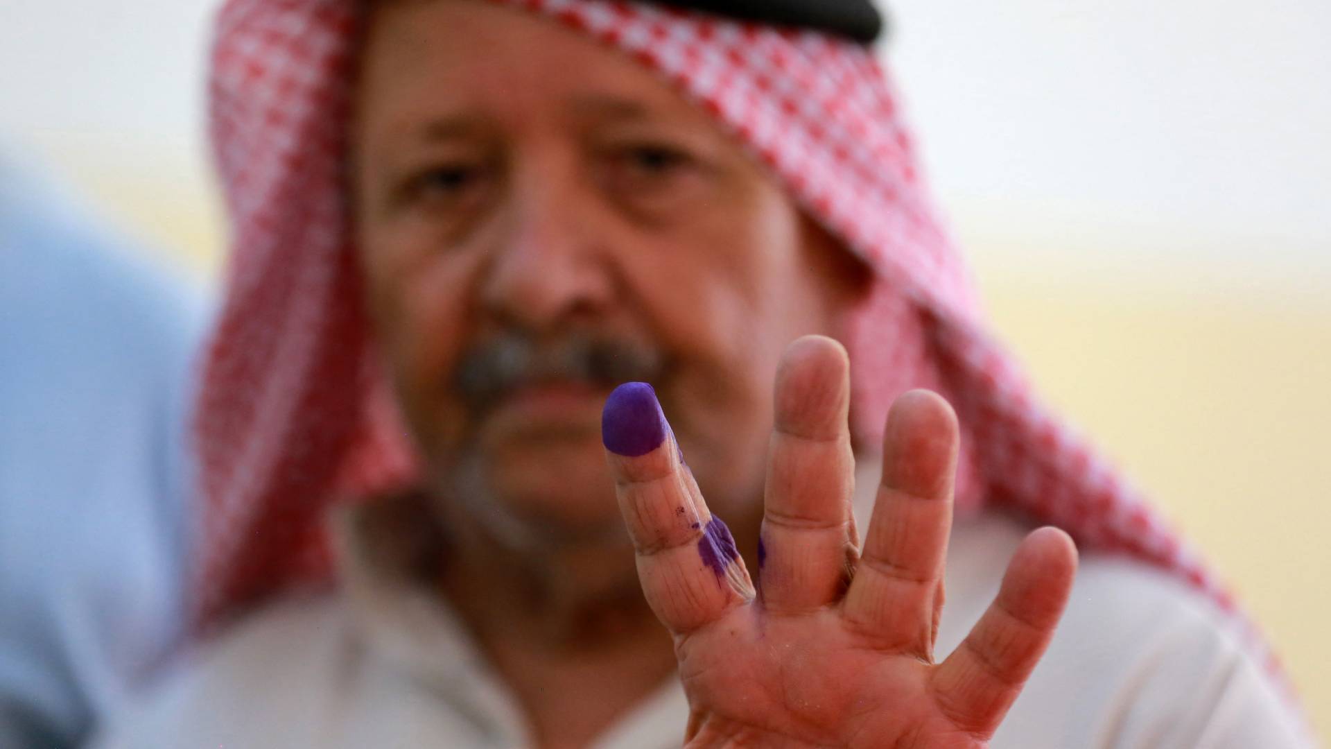 اصبع شخص قام بالإدلاء بصوته خلال الانتخابات النيابية