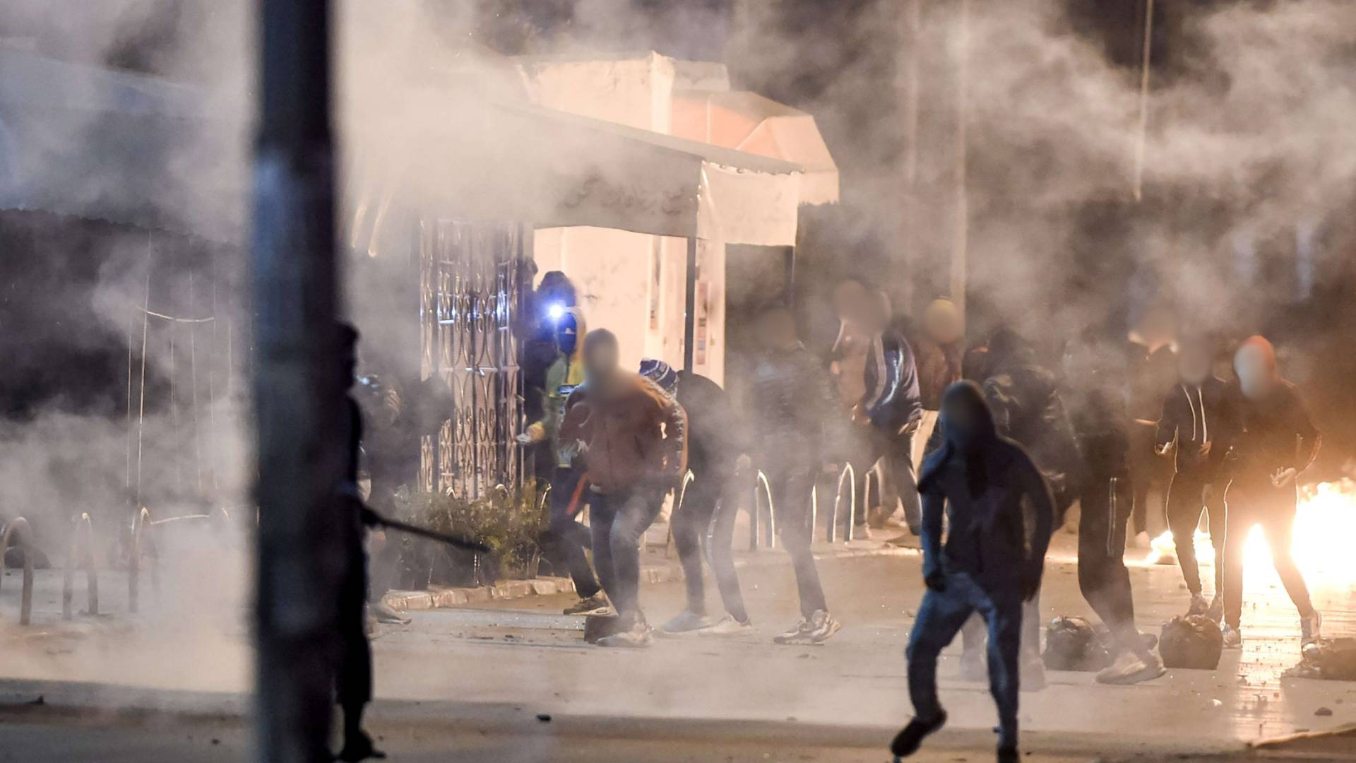 صورة تعبر عن اندلاع أعمال شغب