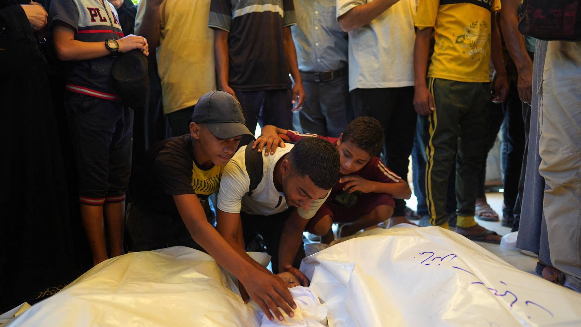 فلسطينيون ينعون شهدائهم في خان يونس بجنوب قطاع غزة