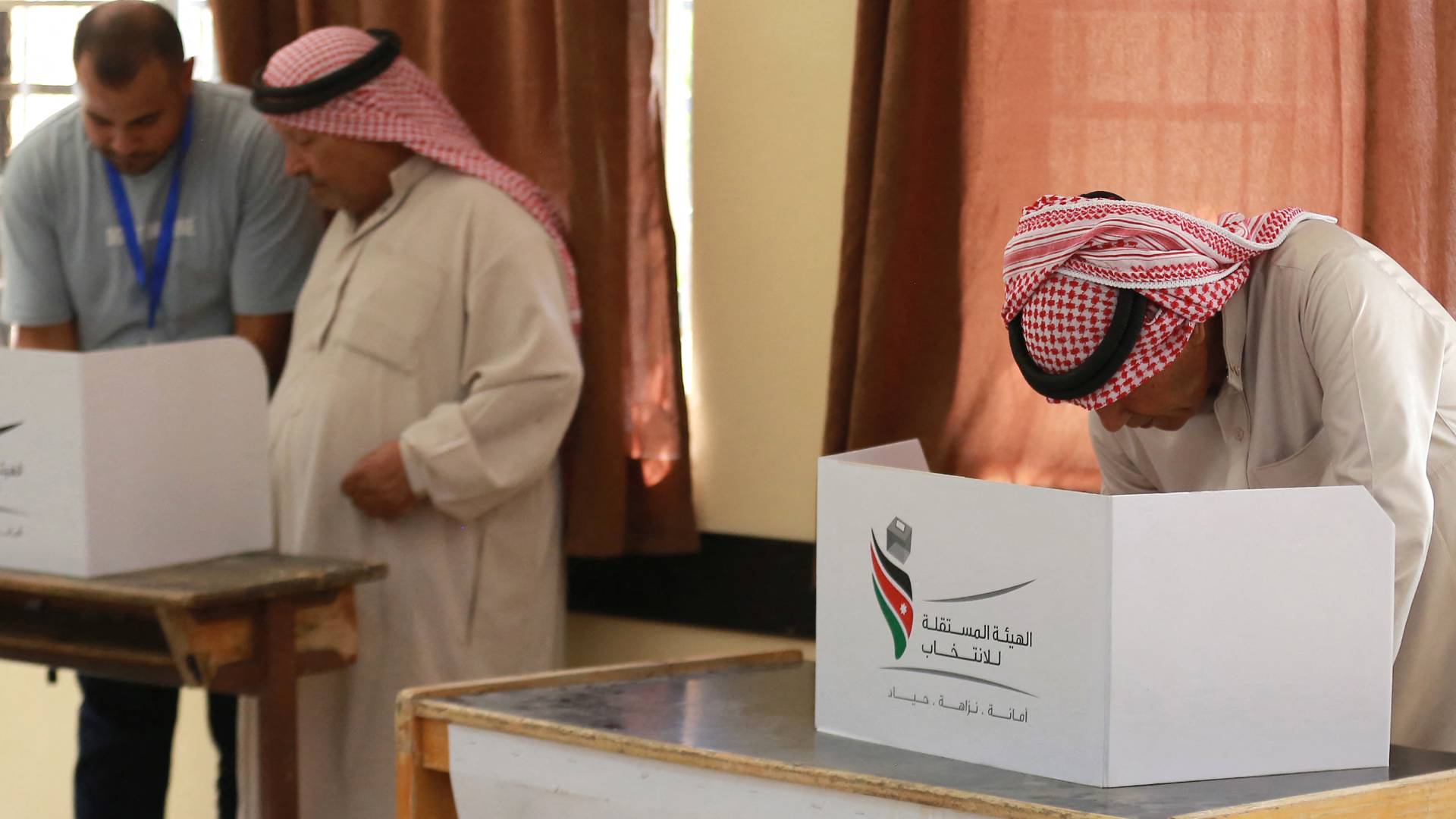 أشخاص يدلون بأصواتهم في الانتخابات