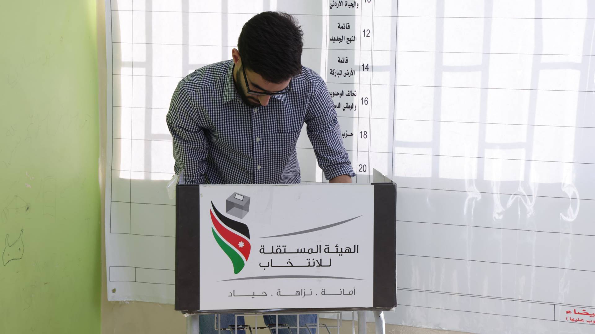 شخص يقوم بالاقتراع خلال الانتخابات النيابية