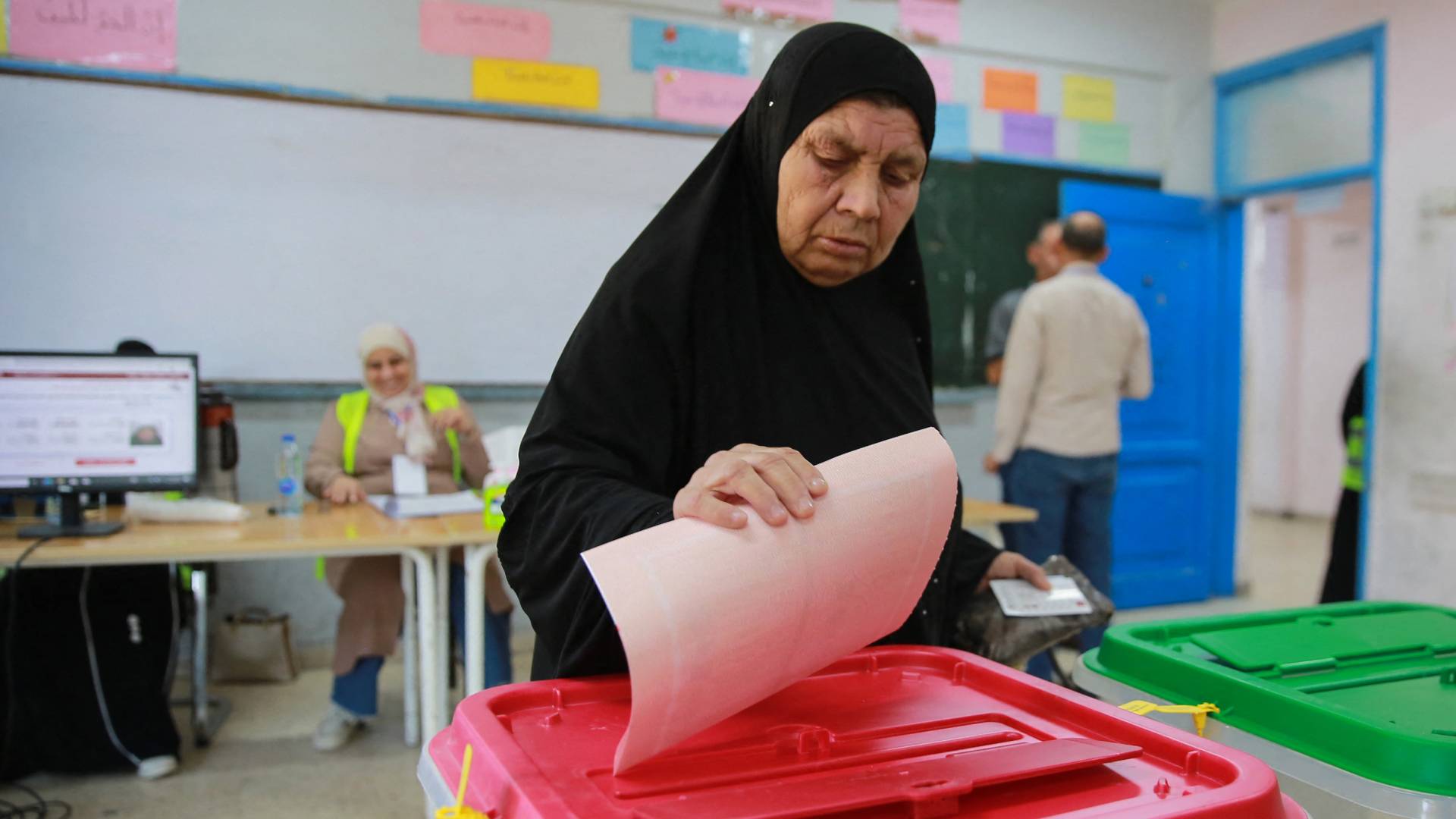 سيدة تدلي بصوتها خلال الانتخابات