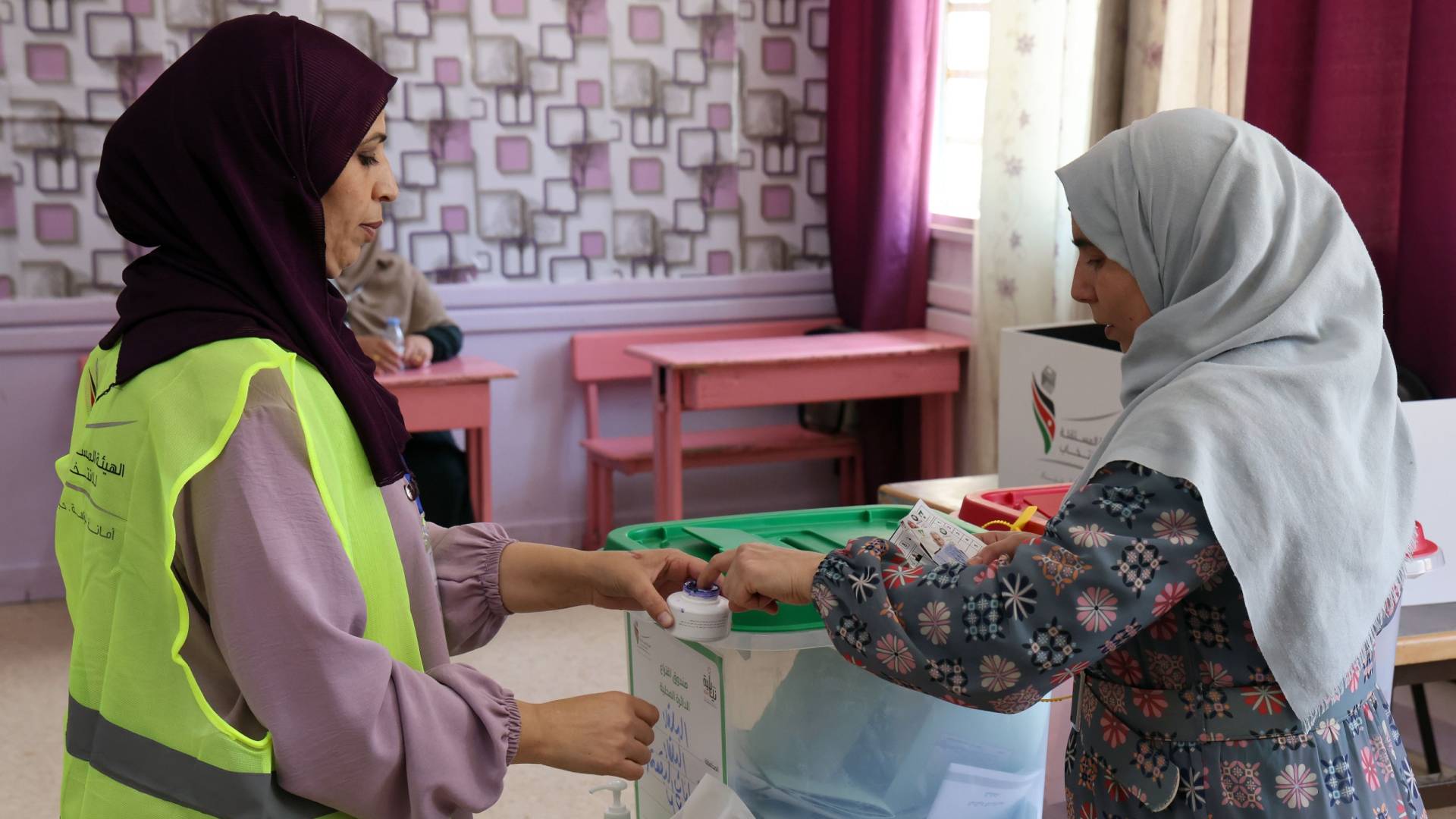 سيدة تدلي بصوتها خلال الانتخابات