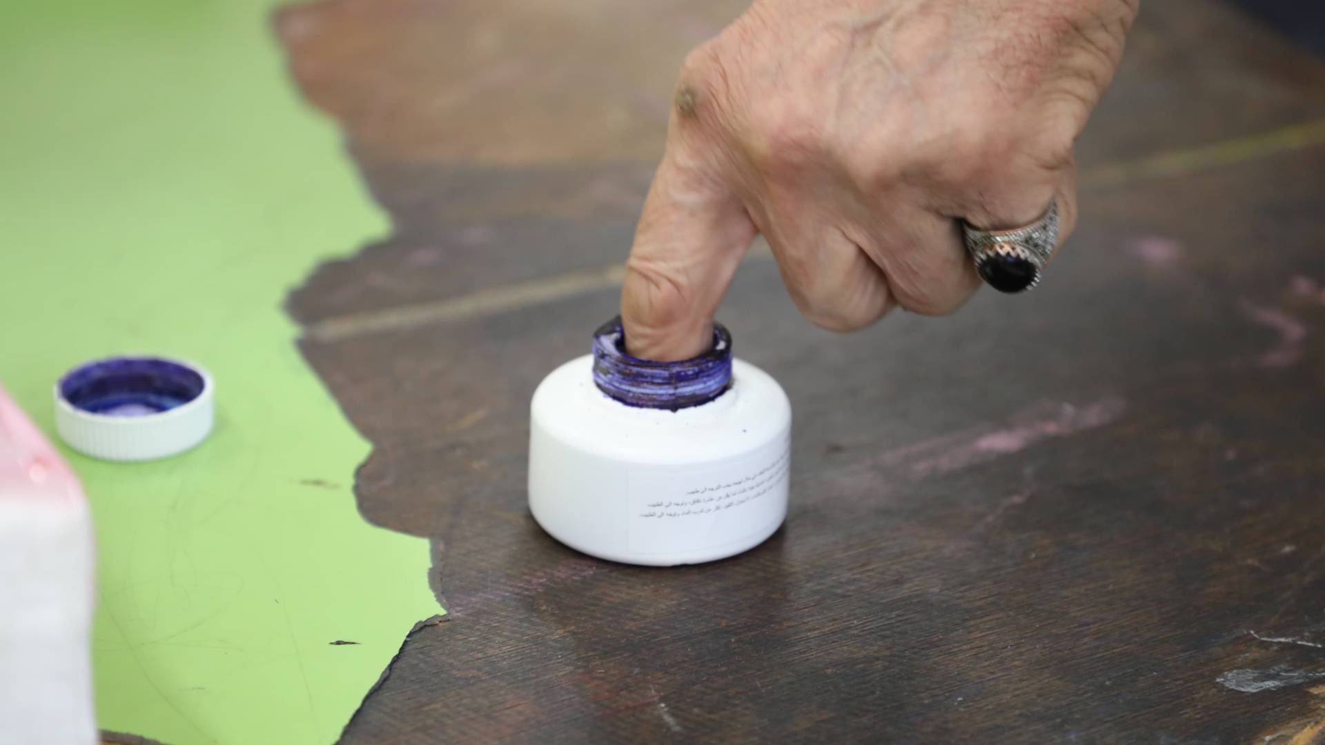 شخص يضع الحبر أثناء ادلائه بصوته الانتخابي