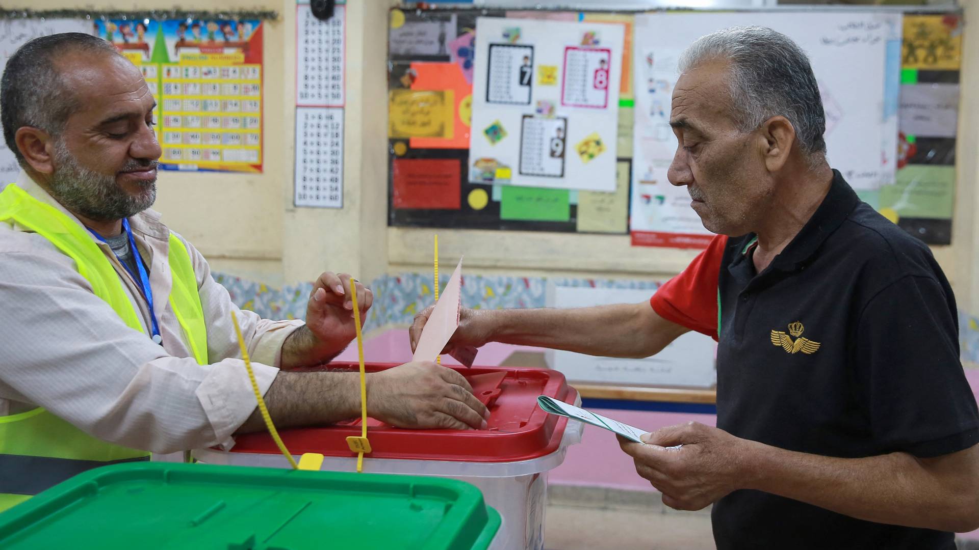 شخص يقوم بالاقتراع خلال الانتخابات النيابية