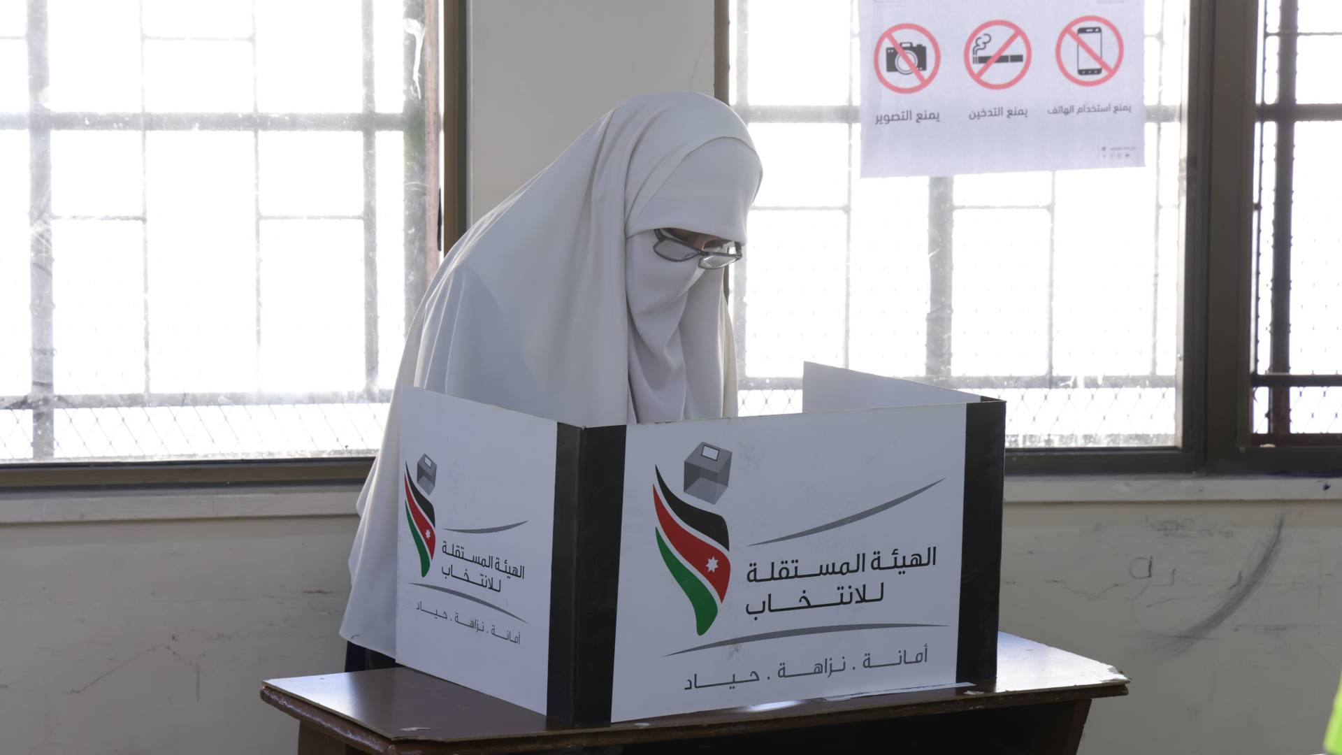 سيدة تدلي بصوتها خلال الانتخابات