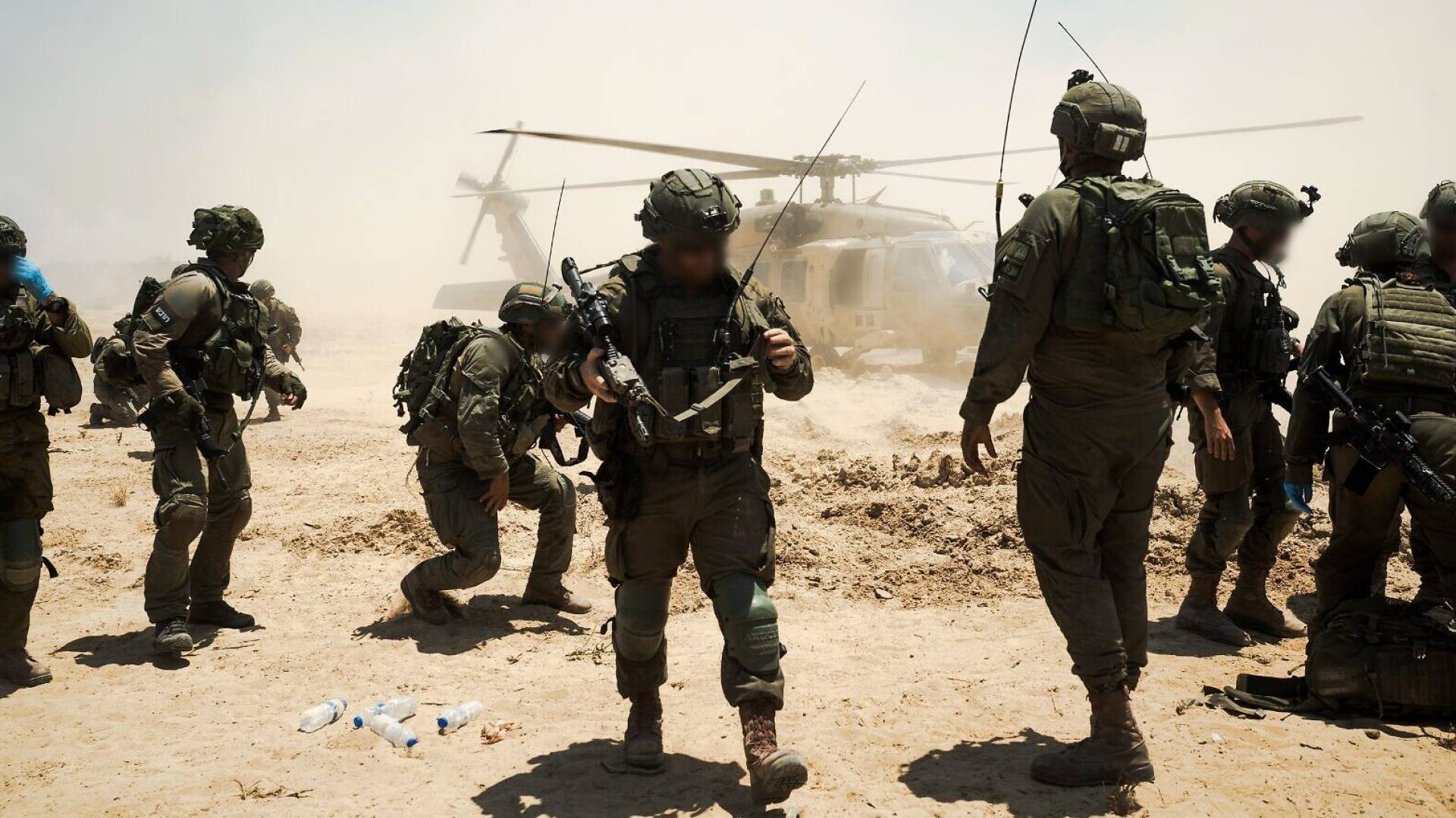 عناصر من جيش الاحتلال بقرب طائرة عسكرية - أرشيفية