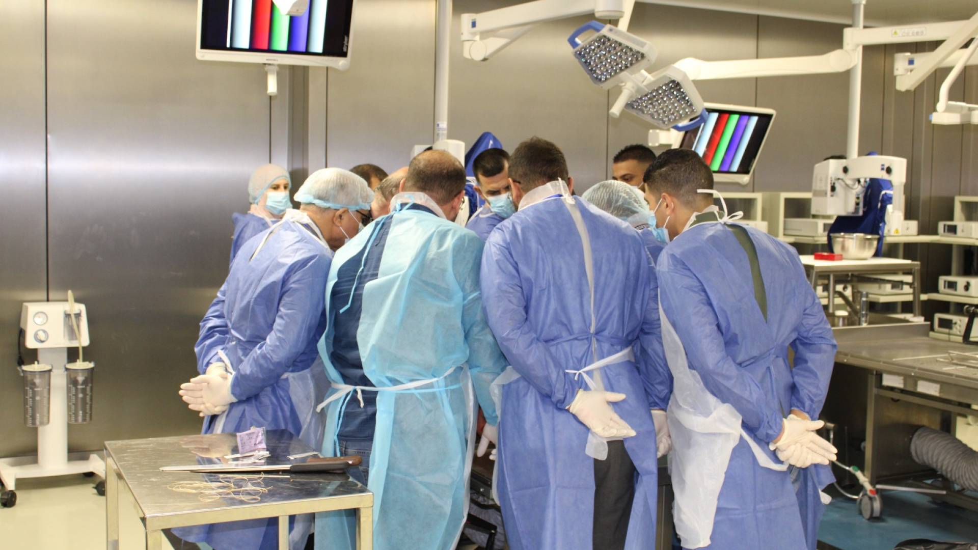 أطباء يجرون عملية تشريح