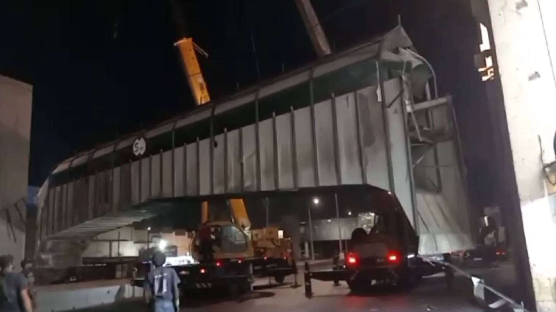 من عملية فك جسر المشاة الحديدي بمنطقة ماركا / شارع الجيش