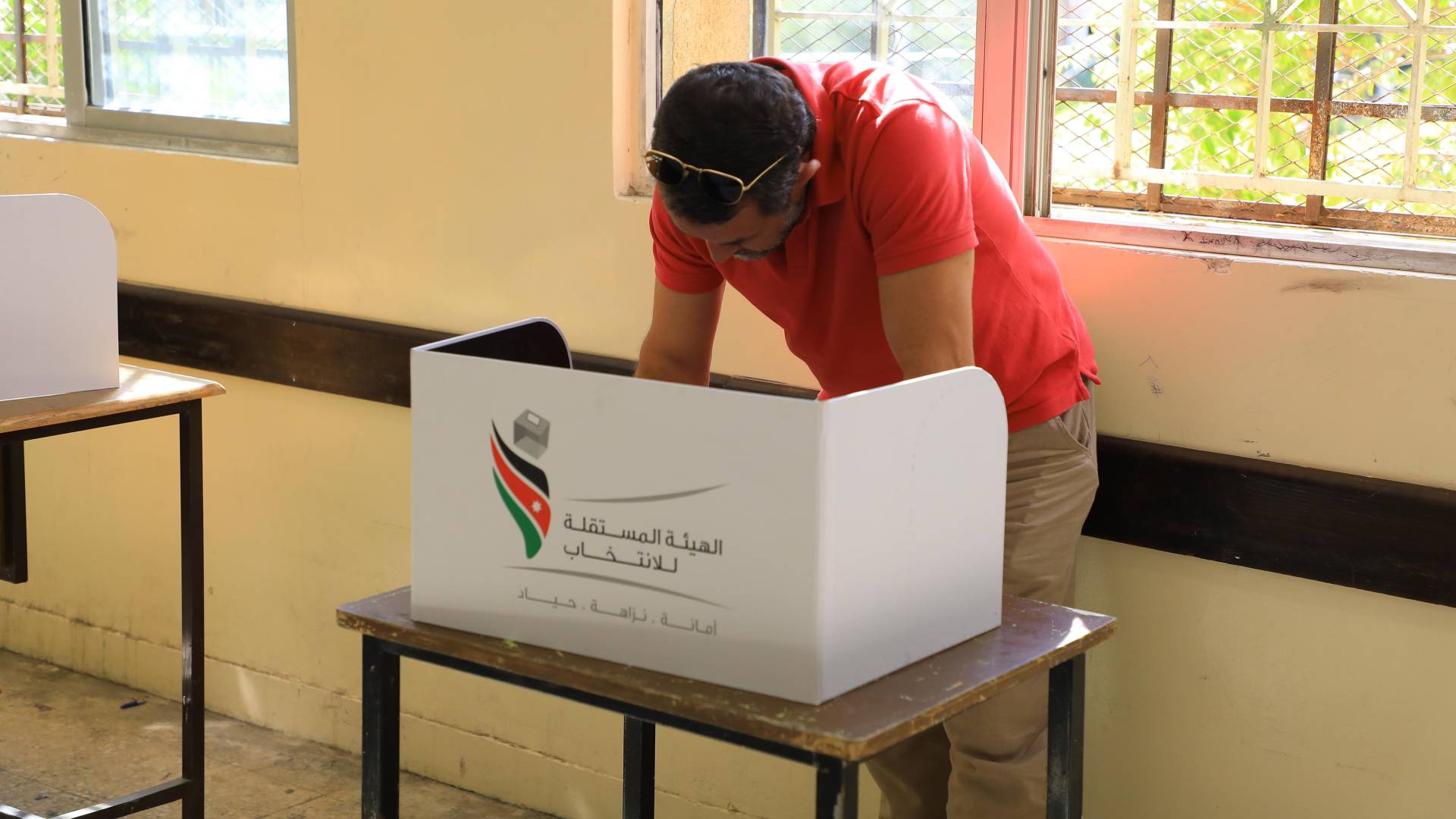 ناخب يدلي بصوته