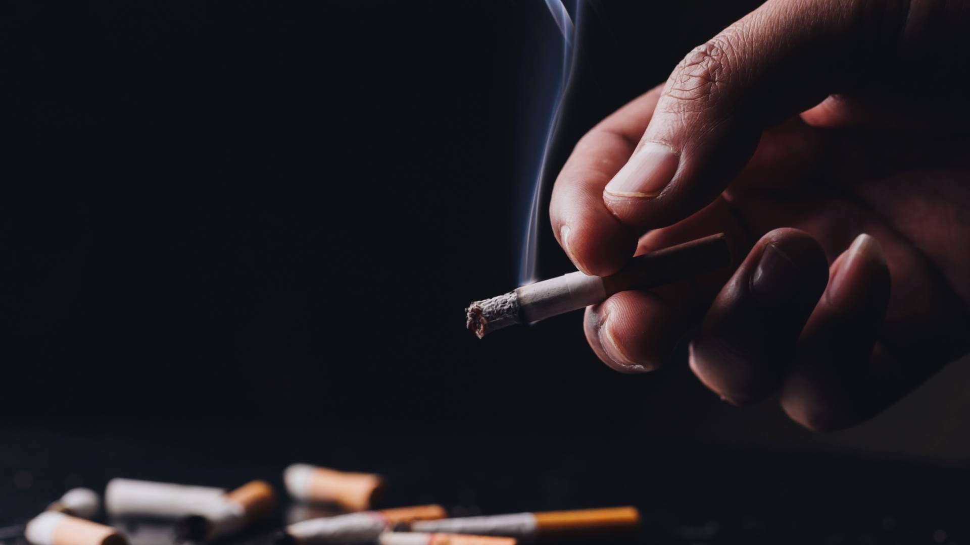 شخص مدخن يمسك بيه سيجارة "تعبيرية"