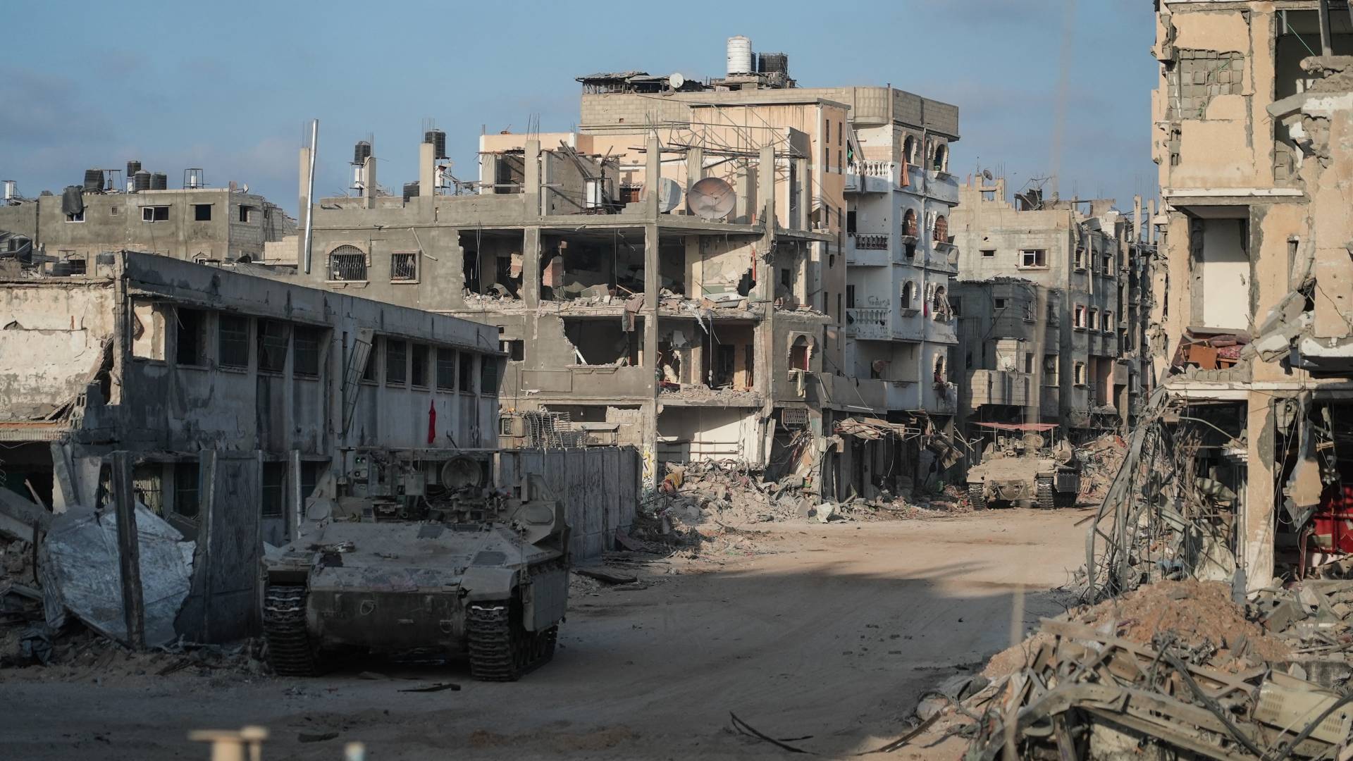 عناصر من قوات الاحتلال بالقرب من مباني مدمرة في رفح جنوبي قطاع غزة