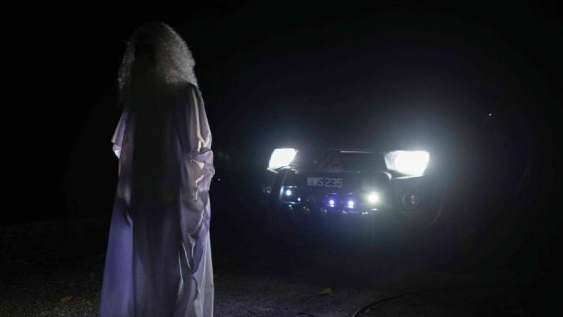 صورة تعبيرية لسيدة ترتدي ملابس غريبة